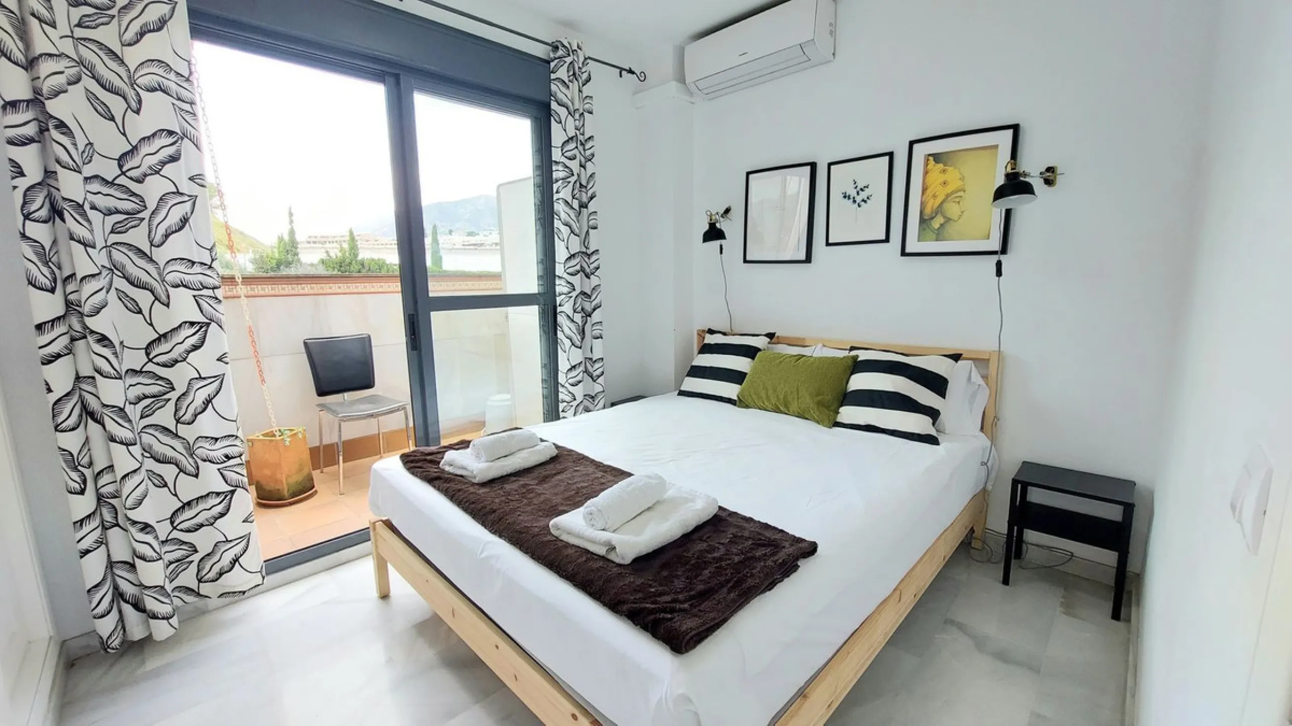 Exclusive penthouse with panoramic sea views, just 100 metres from the beach. We present this magnificent penthouse located in one of the most sought after areas of Torreblanca, just a few metres from the sea. The property stands out for its impressive pa