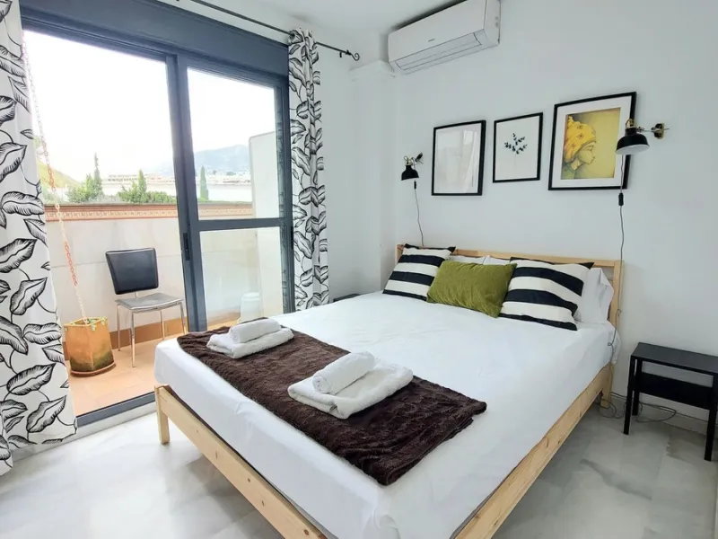 Exclusive penthouse with panoramic sea views, just 100 metres from the beach. We present this magnificent penthouse located in one of the most sought after areas of Torreblanca, just a few metres from the sea. The property stands out for its impressive pa