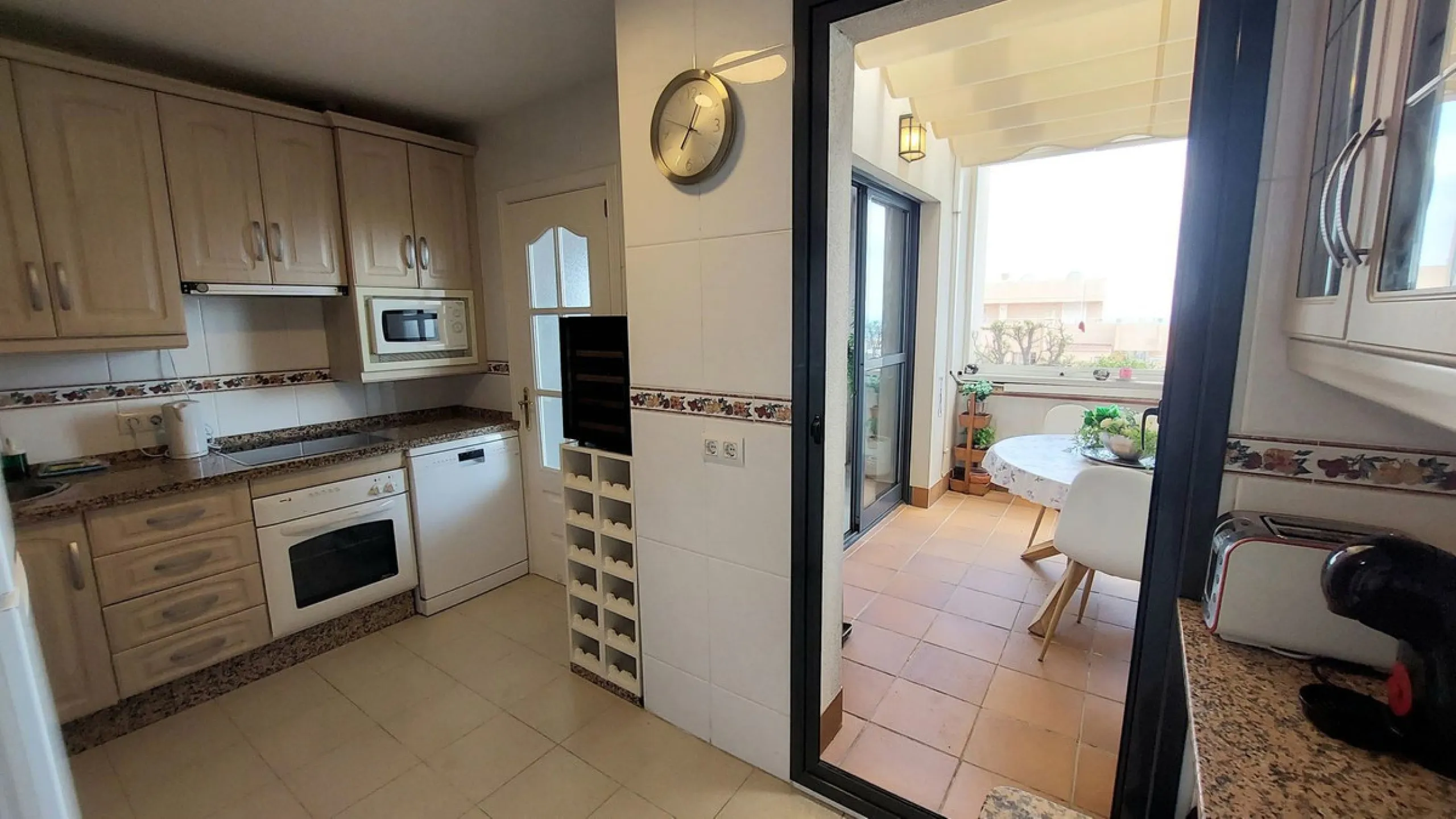 Exclusive penthouse with panoramic sea views, just 100 metres from the beach. We present this magnificent penthouse located in one of the most sought after areas of Torreblanca, just a few metres from the sea. The property stands out for its impressive pa