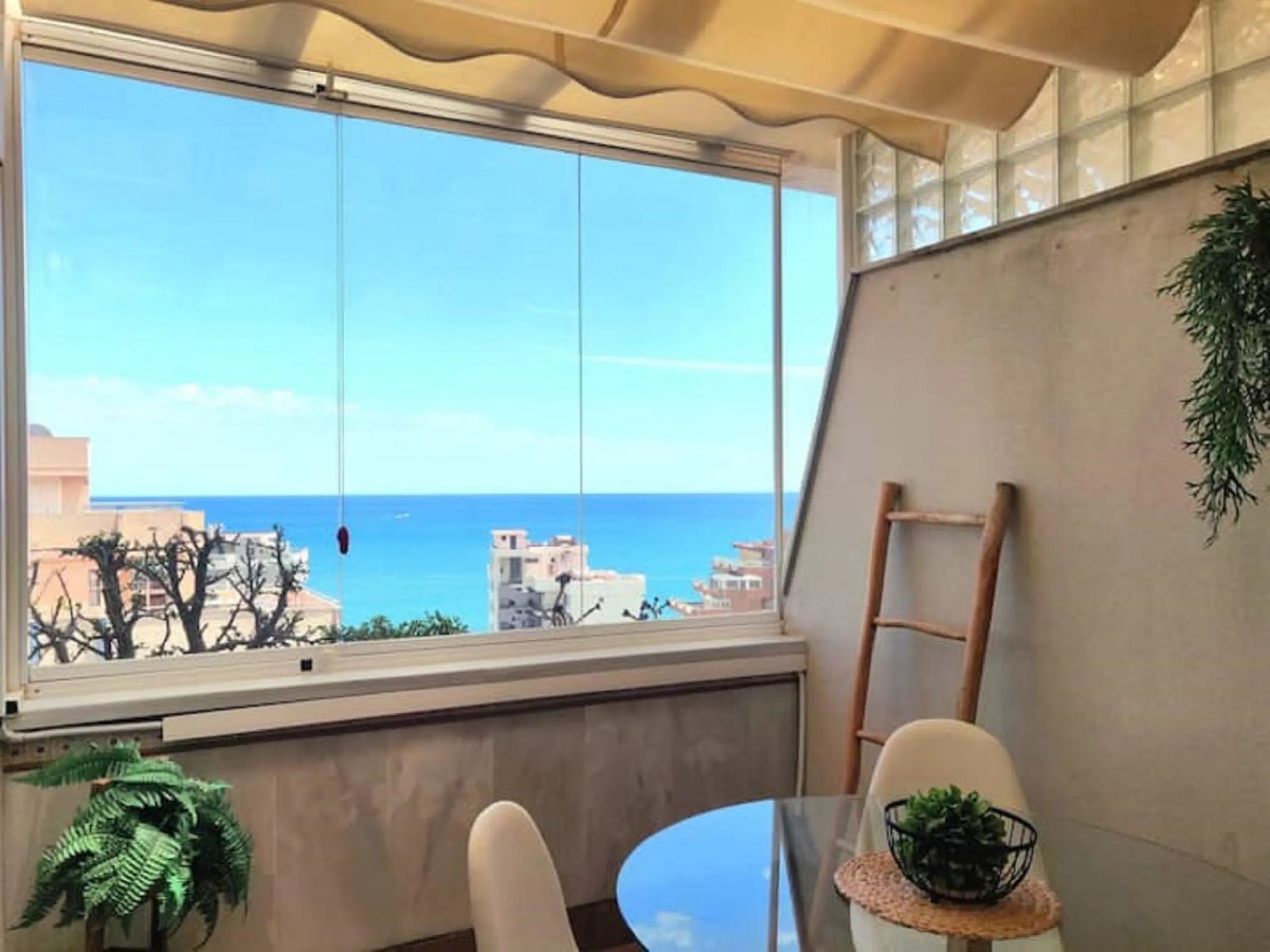 Exclusive penthouse with panoramic sea views, just 100 metres from the beach. We present this magnificent penthouse located in one of the most sought after areas of Torreblanca, just a few metres from the sea. The property stands out for its impressive pa