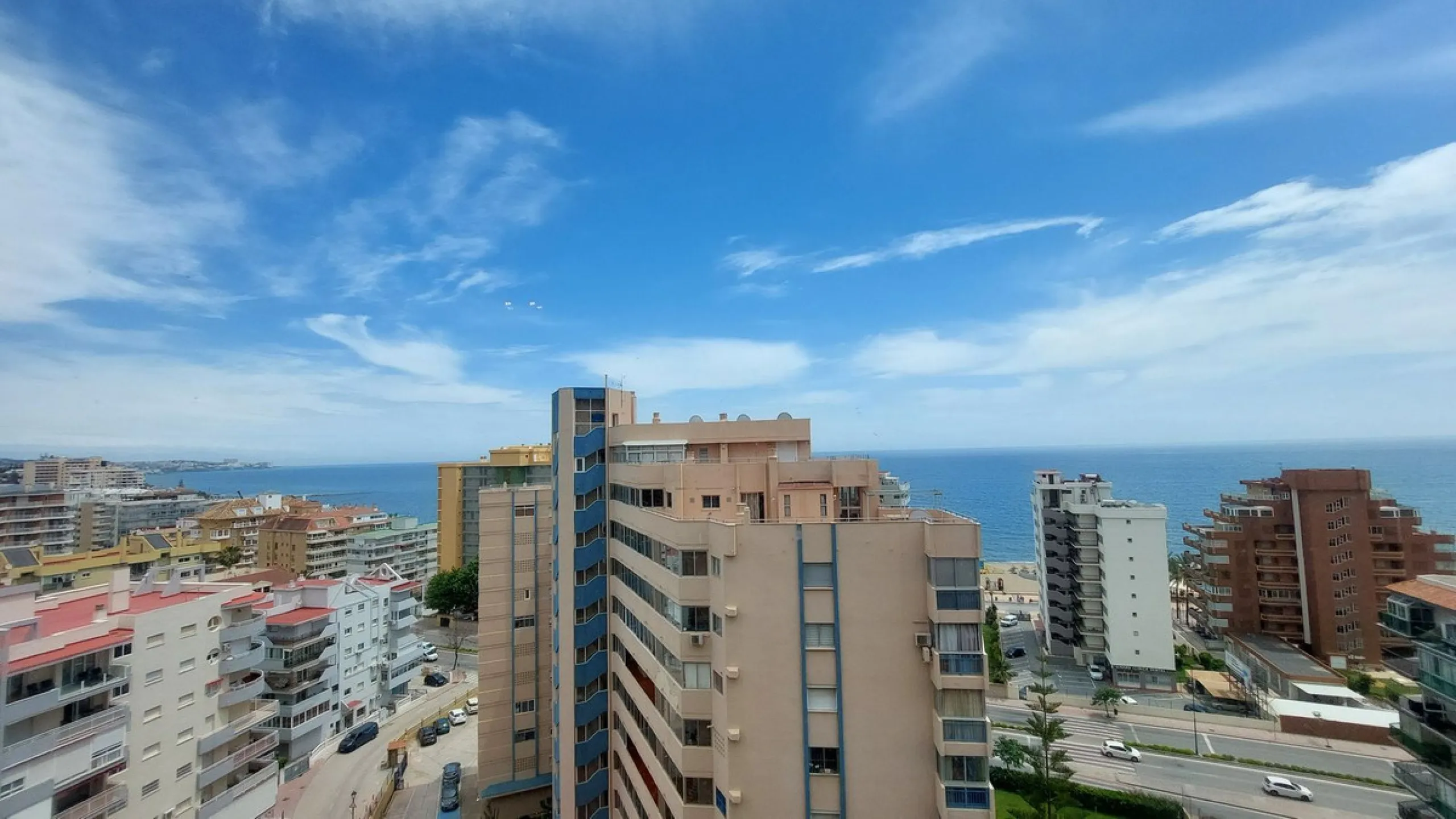 Exclusive penthouse with panoramic sea views, just 100 metres from the beach. We present this magnificent penthouse located in one of the most sought after areas of Torreblanca, just a few metres from the sea. The property stands out for its impressive pa