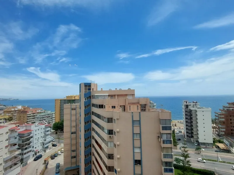 Exclusive penthouse with panoramic sea views, just 100 metres from the beach. We present this magnificent penthouse located in one of the most sought after areas of Torreblanca, just a few metres from the sea. The property stands out for its impressive pa