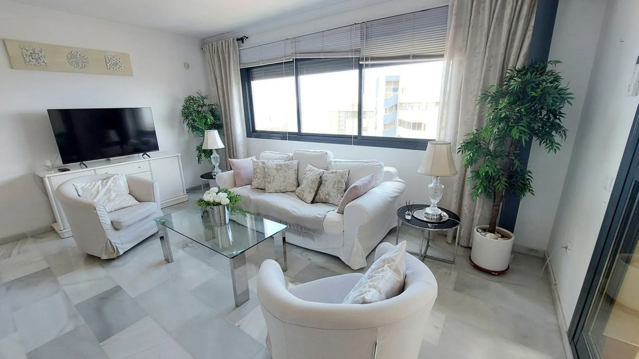 Exclusive penthouse with panoramic sea views, just 100 metres from the beach. We present this magnificent penthouse located in one of the most sought after areas of Torreblanca, just a few metres from the sea. The property stands out for its impressive pa