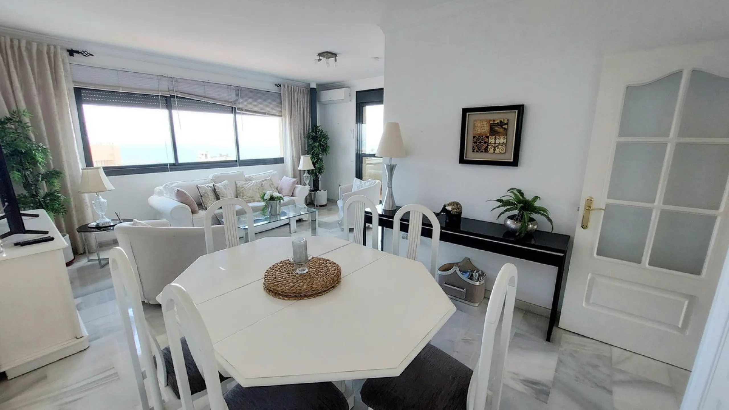 Exclusive penthouse with panoramic sea views, just 100 metres from the beach. We present this magnificent penthouse located in one of the most sought after areas of Torreblanca, just a few metres from the sea. The property stands out for its impressive pa