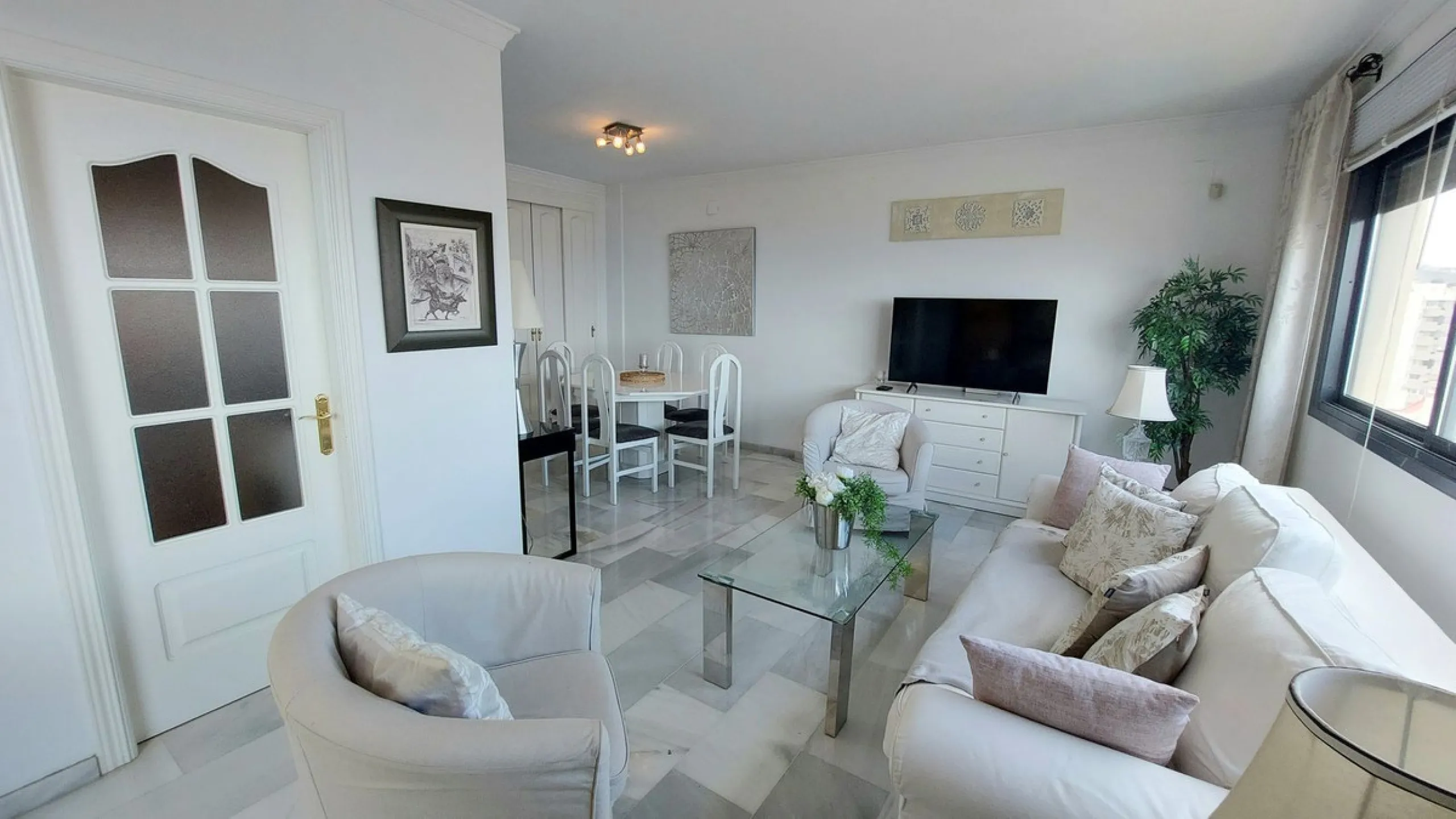 Exclusive penthouse with panoramic sea views, just 100 metres from the beach. We present this magnificent penthouse located in one of the most sought after areas of Torreblanca, just a few metres from the sea. The property stands out for its impressive pa