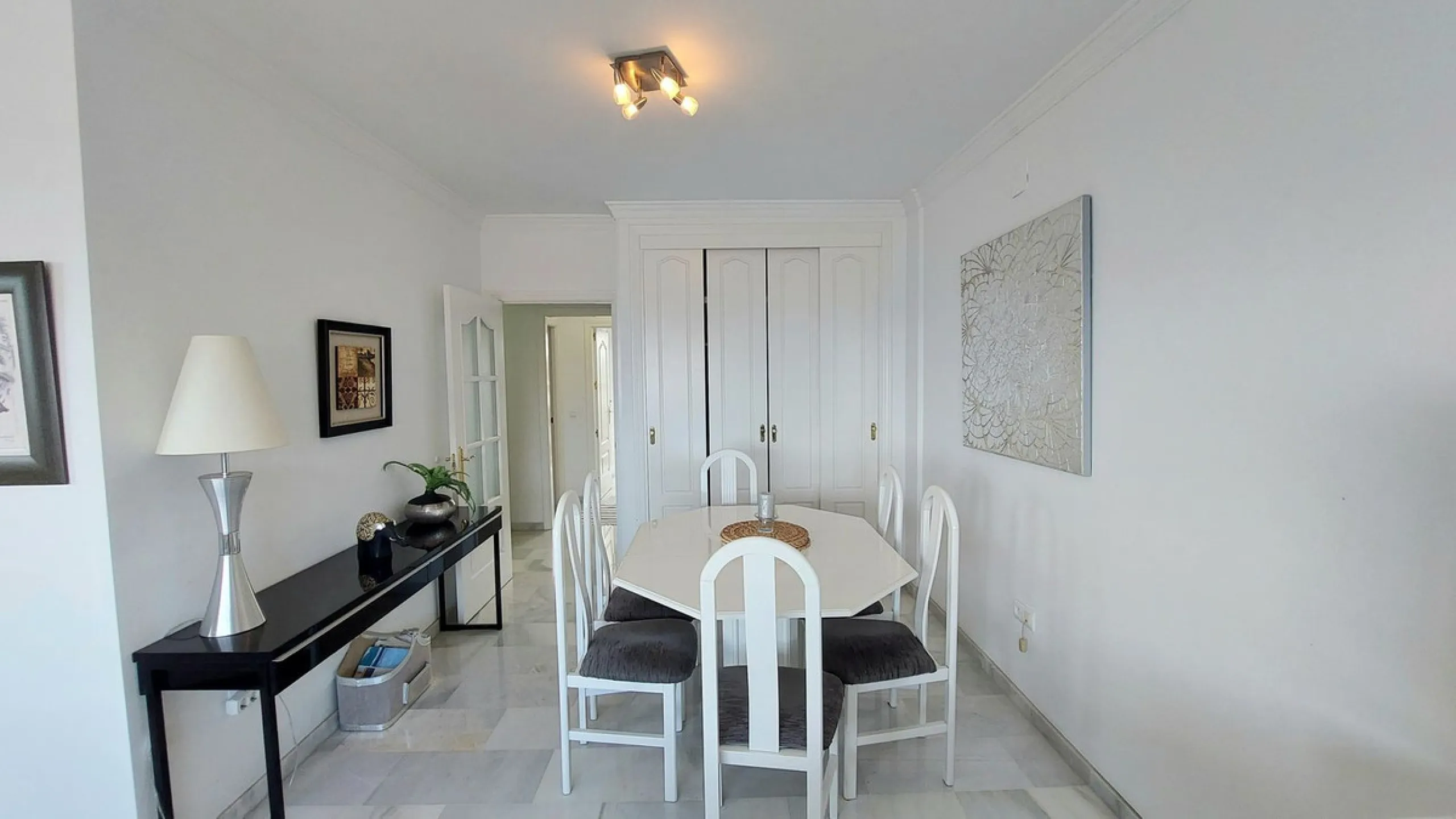 Exclusive penthouse with panoramic sea views, just 100 metres from the beach. We present this magnificent penthouse located in one of the most sought after areas of Torreblanca, just a few metres from the sea. The property stands out for its impressive pa