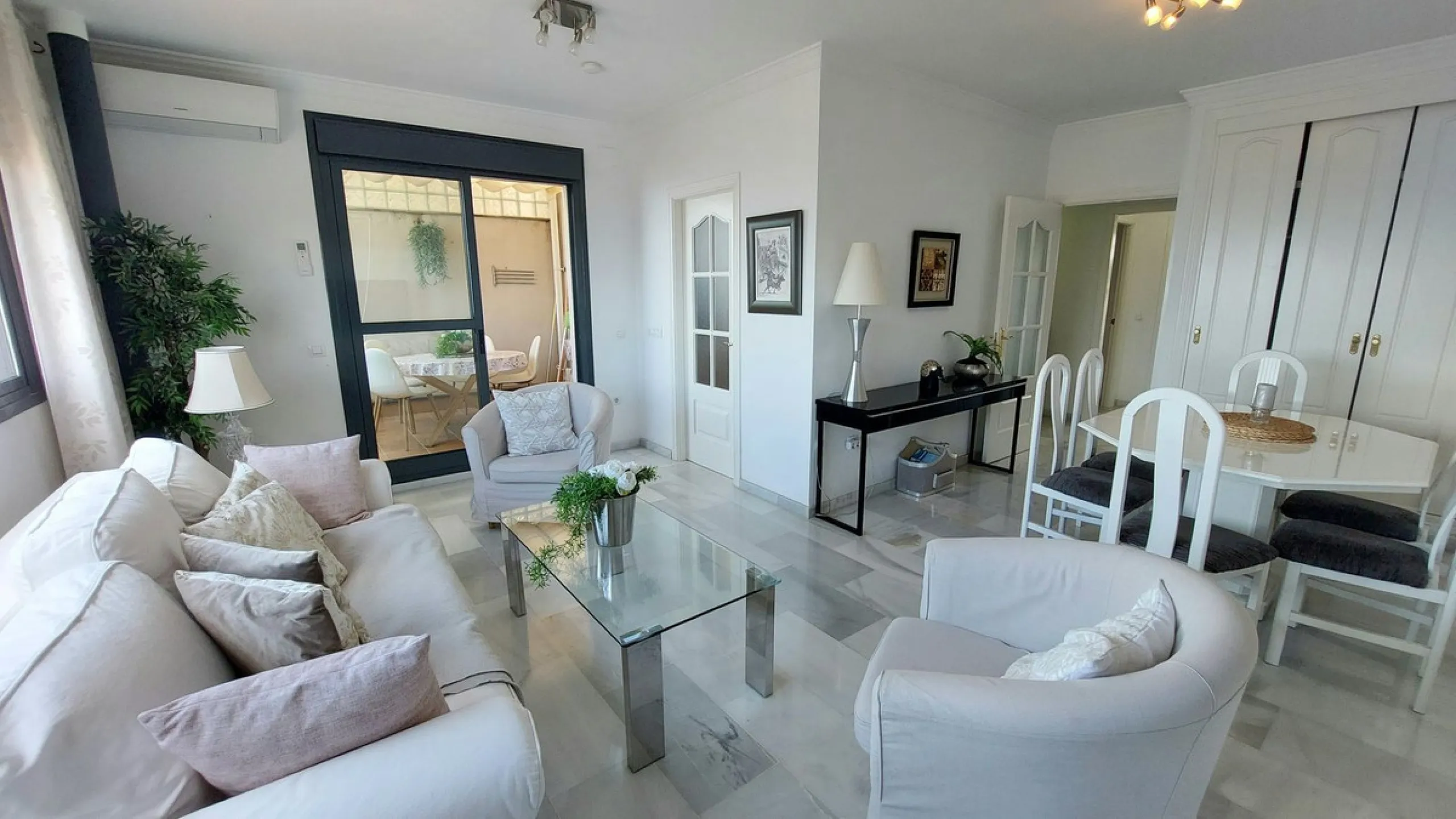 Exclusive penthouse with panoramic sea views, just 100 metres from the beach. We present this magnificent penthouse located in one of the most sought after areas of Torreblanca, just a few metres from the sea. The property stands out for its impressive pa