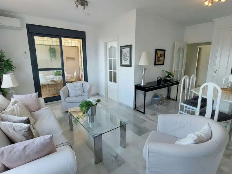 Exclusive penthouse with panoramic sea views, just 100 metres from the beach. We present this magnificent penthouse located in one of the most sought after areas of Torreblanca, just a few metres from the sea. The property stands out for its impressive pa