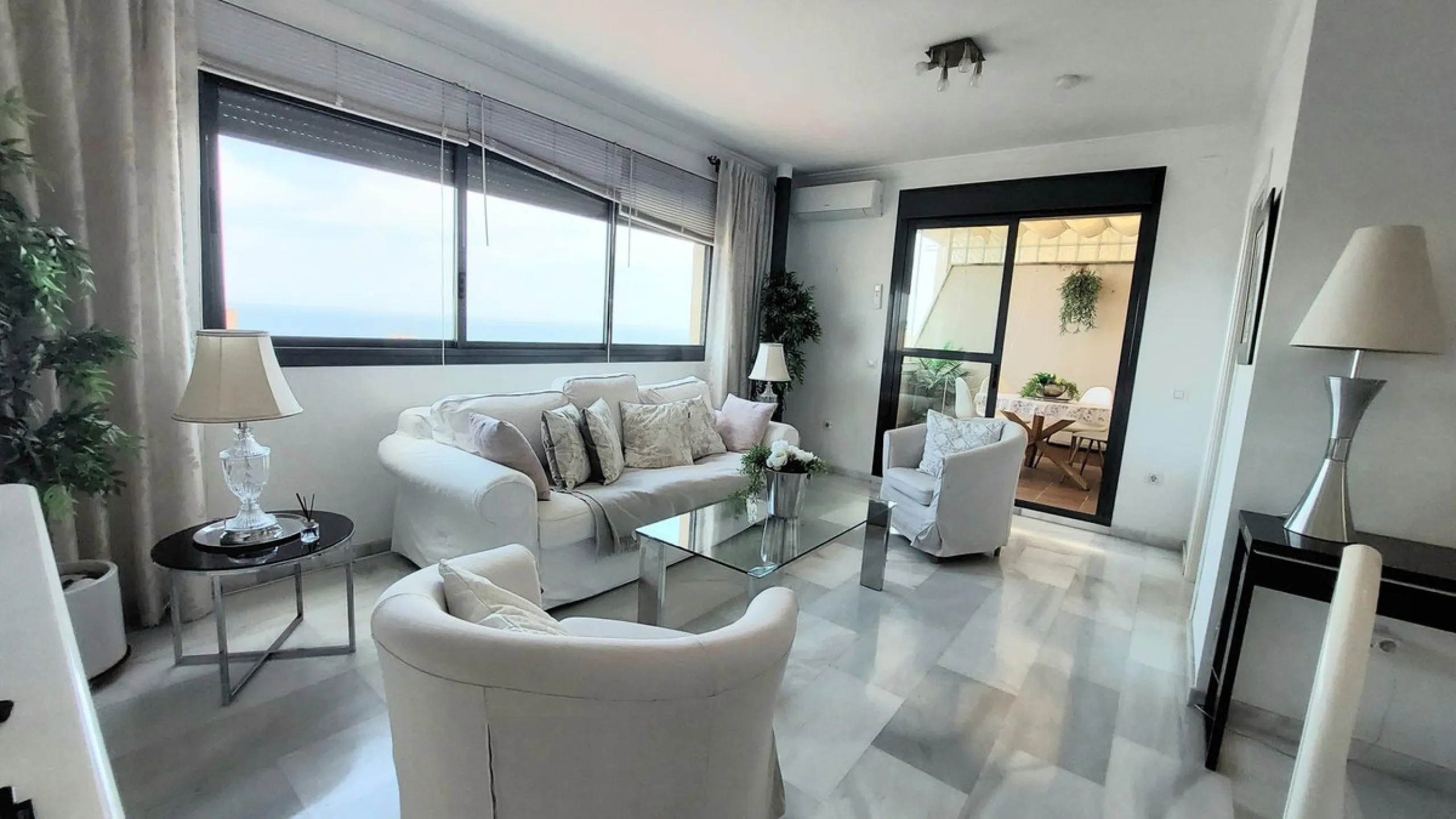 Exclusive penthouse with panoramic sea views, just 100 metres from the beach. We present this magnificent penthouse located in one of the most sought after areas of Torreblanca, just a few metres from the sea. The property stands out for its impressive pa