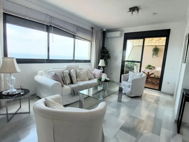 Exclusive penthouse with panoramic sea views, just 100 metres from the beach. We present this magnificent penthouse located in one of the most sought after areas of Torreblanca, just a few metres from the sea. The property stands out for its impressive pa