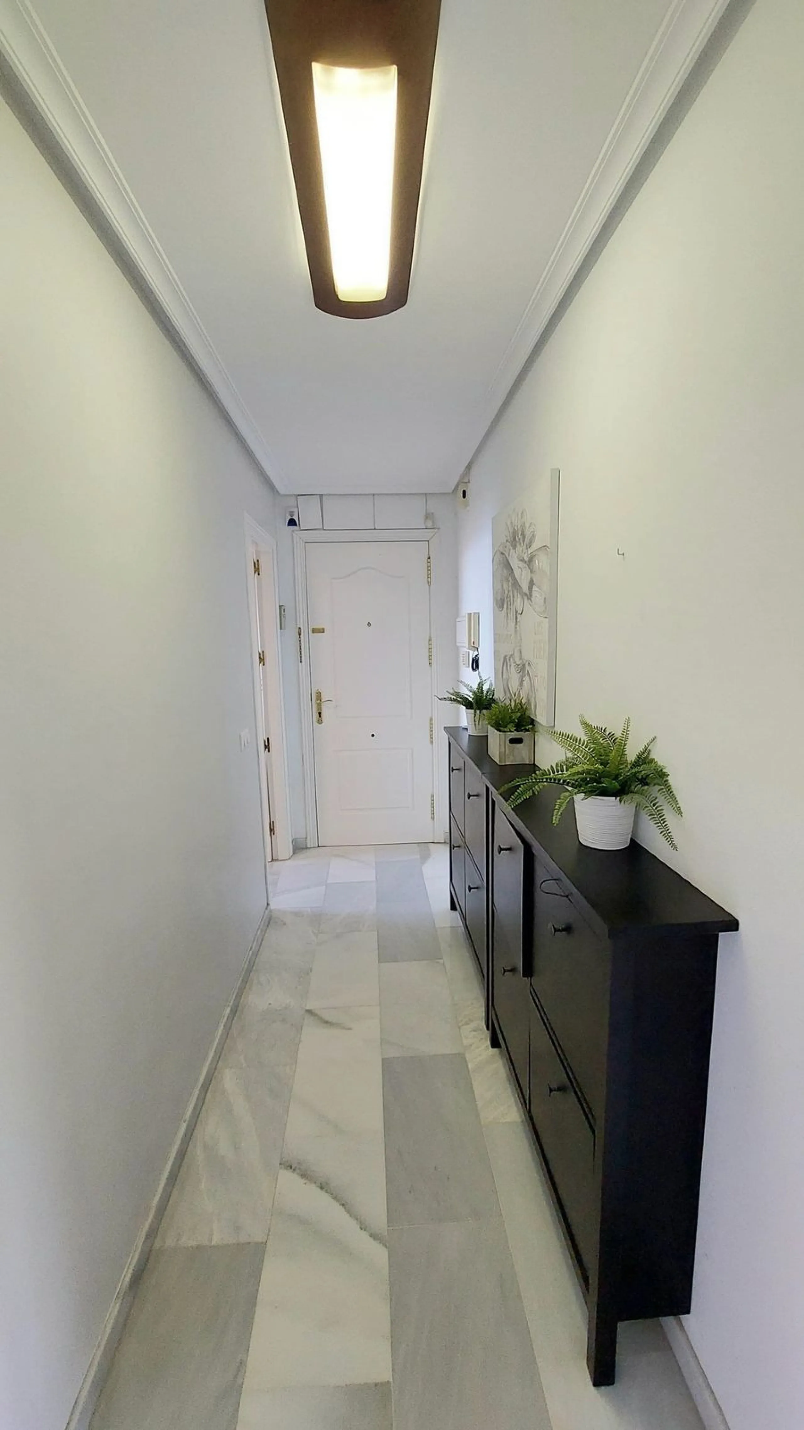 Exclusive penthouse with panoramic sea views, just 100 metres from the beach. We present this magnificent penthouse located in one of the most sought after areas of Torreblanca, just a few metres from the sea. The property stands out for its impressive pa