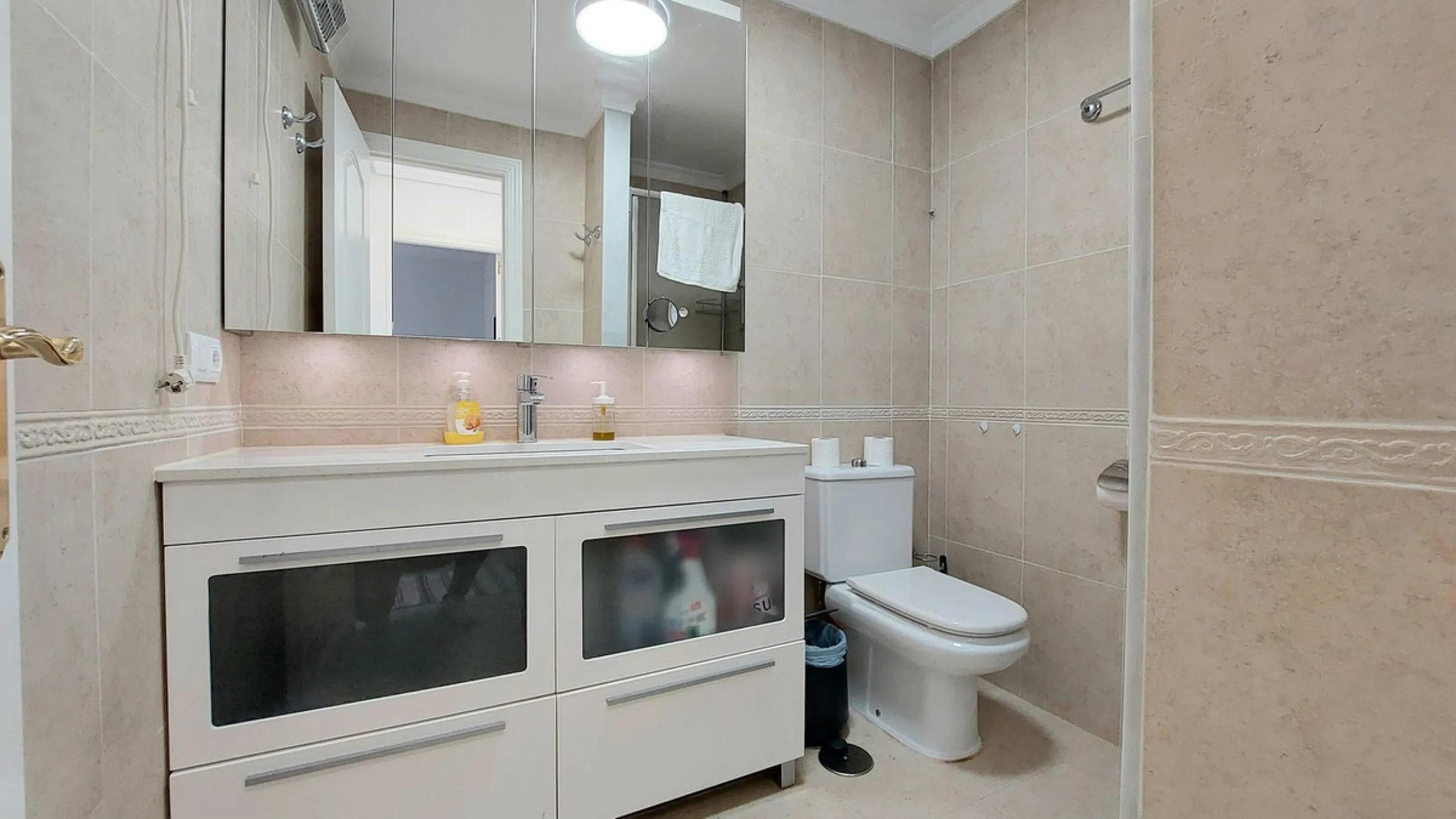 Exclusive penthouse with panoramic sea views, just 100 metres from the beach. We present this magnificent penthouse located in one of the most sought after areas of Torreblanca, just a few metres from the sea. The property stands out for its impressive pa