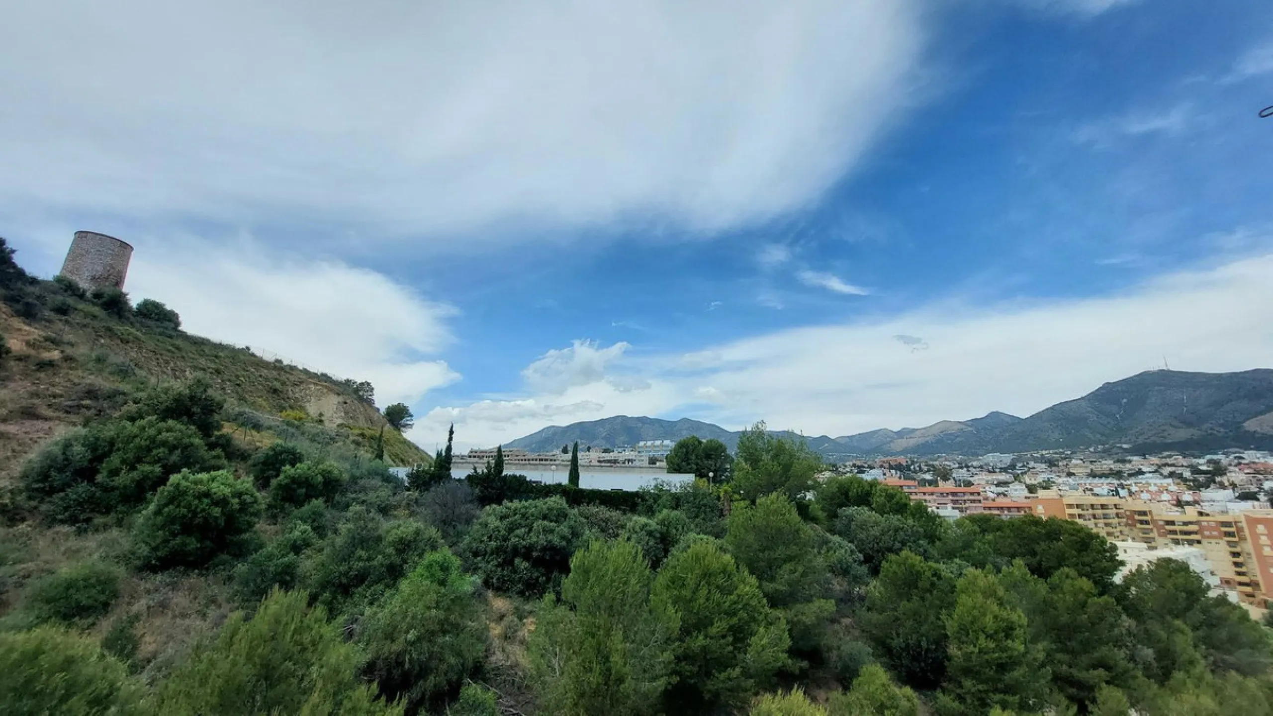 Exclusive penthouse with panoramic sea views, just 100 metres from the beach. We present this magnificent penthouse located in one of the most sought after areas of Torreblanca, just a few metres from the sea. The property stands out for its impressive pa