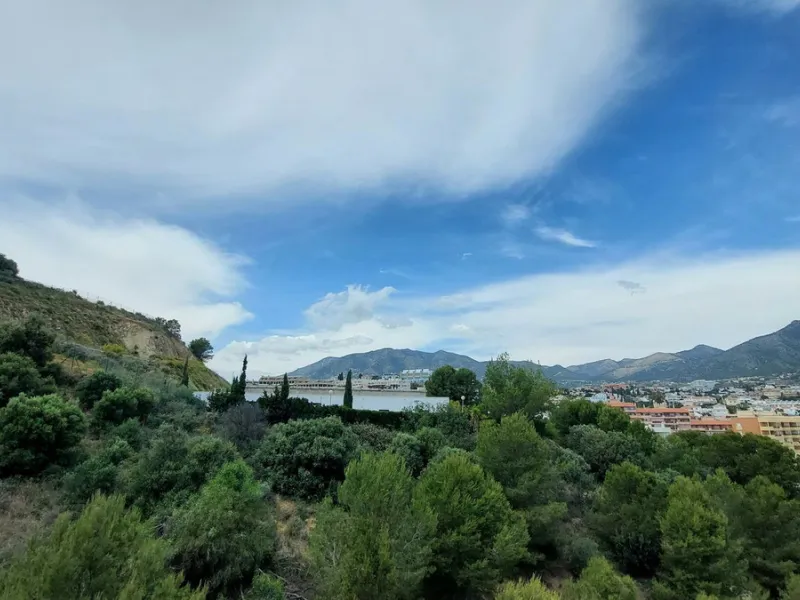 Exclusive penthouse with panoramic sea views, just 100 metres from the beach. We present this magnificent penthouse located in one of the most sought after areas of Torreblanca, just a few metres from the sea. The property stands out for its impressive pa