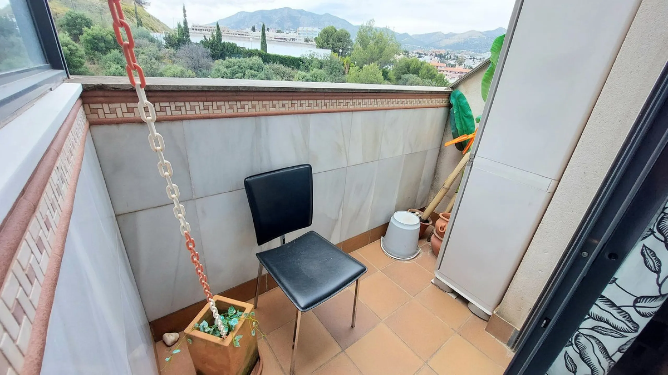 Exclusive penthouse with panoramic sea views, just 100 metres from the beach. We present this magnificent penthouse located in one of the most sought after areas of Torreblanca, just a few metres from the sea. The property stands out for its impressive pa