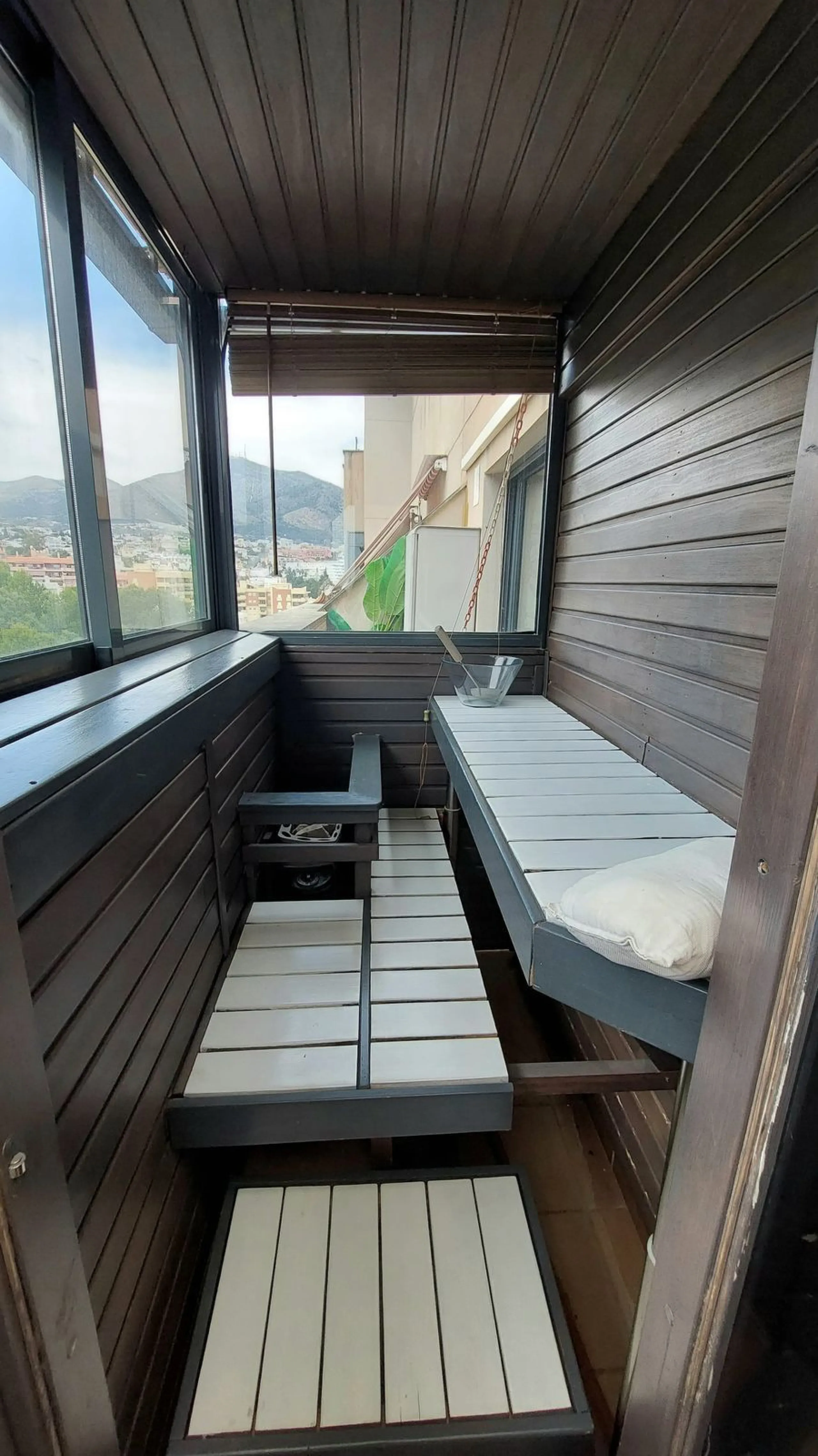 Exclusive penthouse with panoramic sea views, just 100 metres from the beach. We present this magnificent penthouse located in one of the most sought after areas of Torreblanca, just a few metres from the sea. The property stands out for its impressive pa