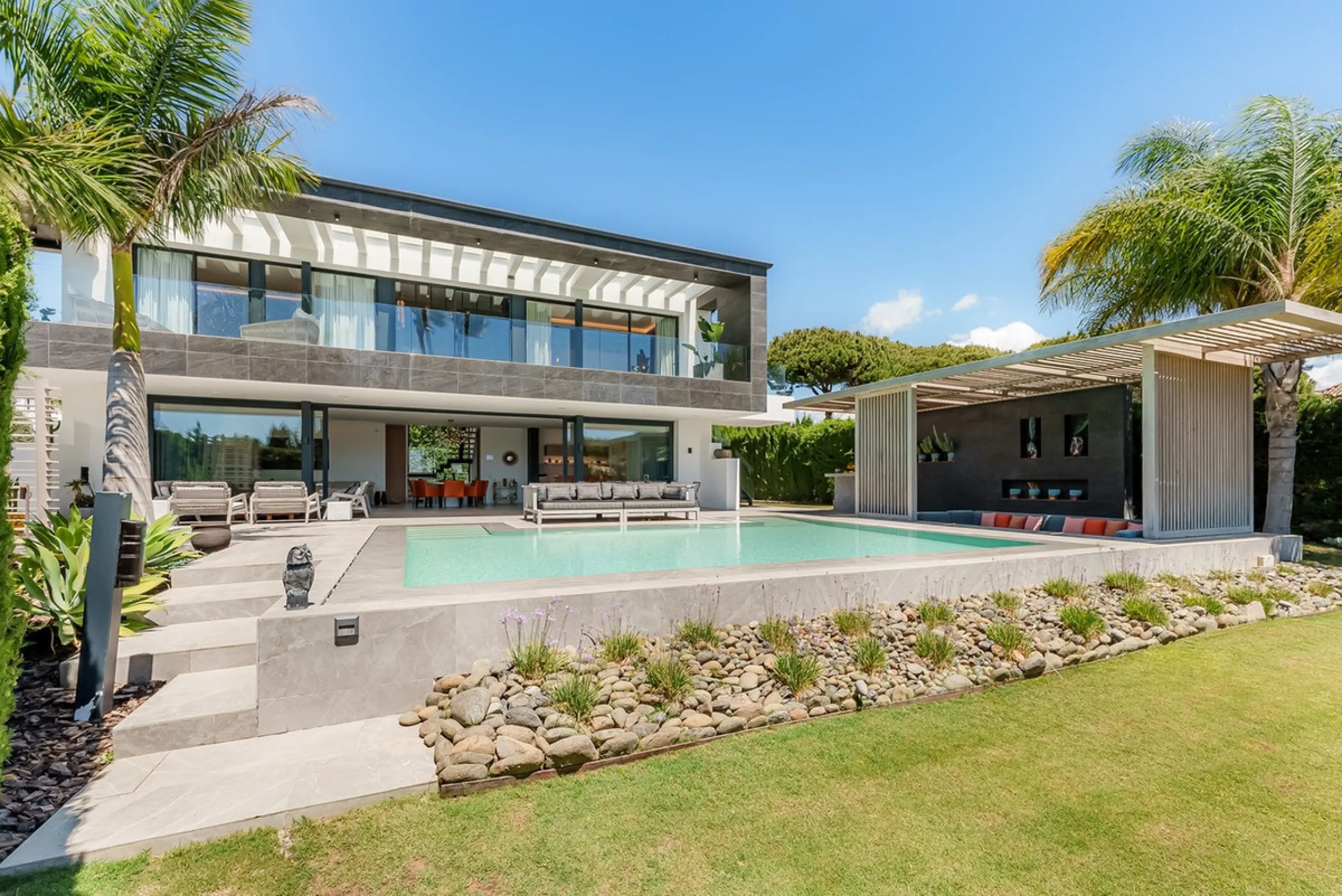 Welcome to a stunning and modern residence in the heart of Las Brisas, Nueva Andalucía. This south-facing house features a spacious private garden with generous outdoor areas, perfect for both relaxing and entertaining. The ground floor is a paradise of l
