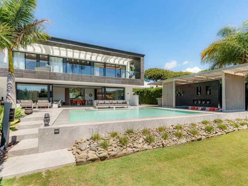 House - Detached Villa в продаже в Marbella, Málaga. В доме 4 спален и 4 ванных комнат. Площадь дома 553 м². Площадь участка 860 м²