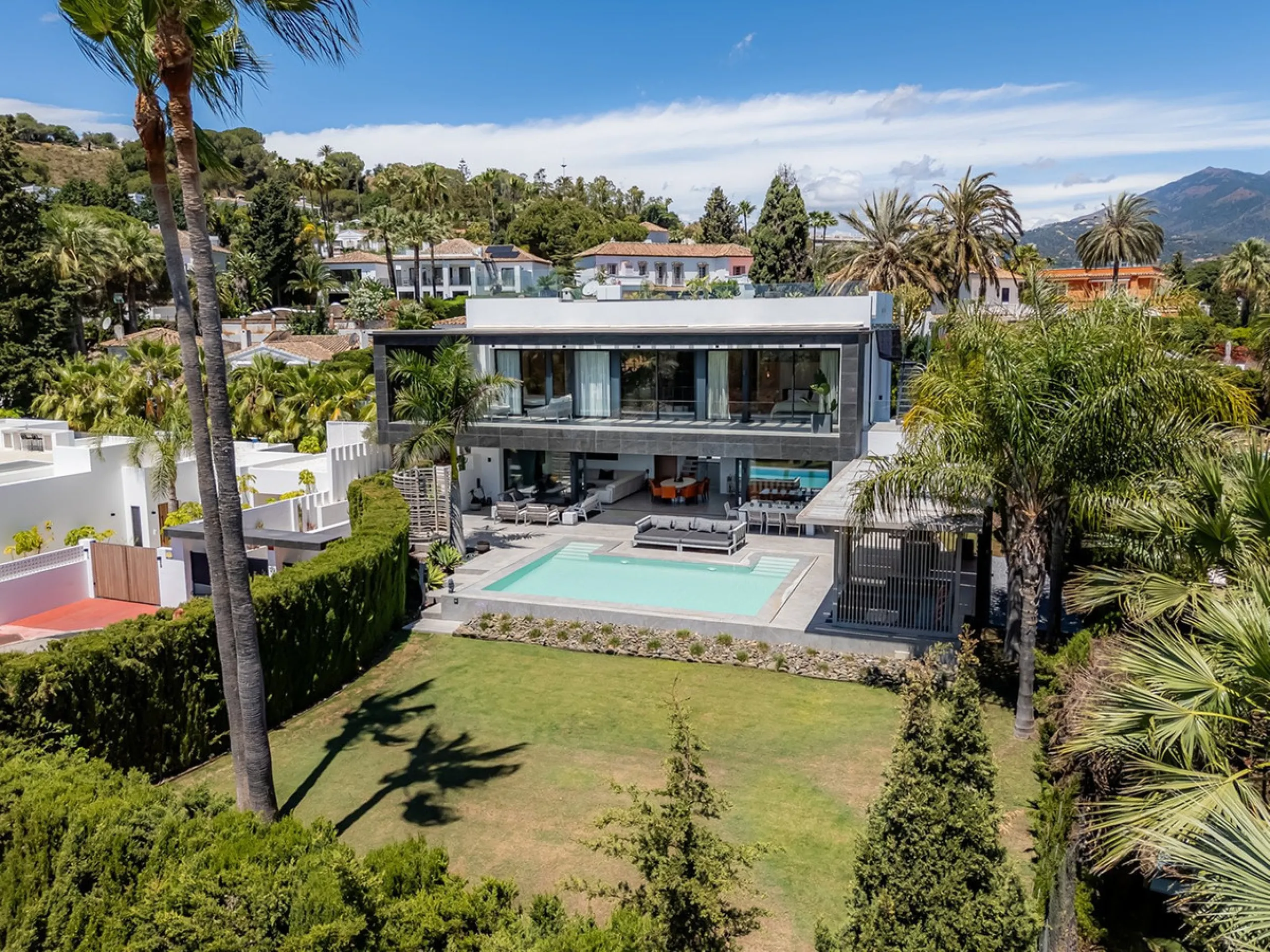 Welcome to a stunning and modern residence in the heart of Las Brisas, Nueva Andalucía. This south-facing house features a spacious private garden with generous outdoor areas, perfect for both relaxing and entertaining. The ground floor is a paradise of l
