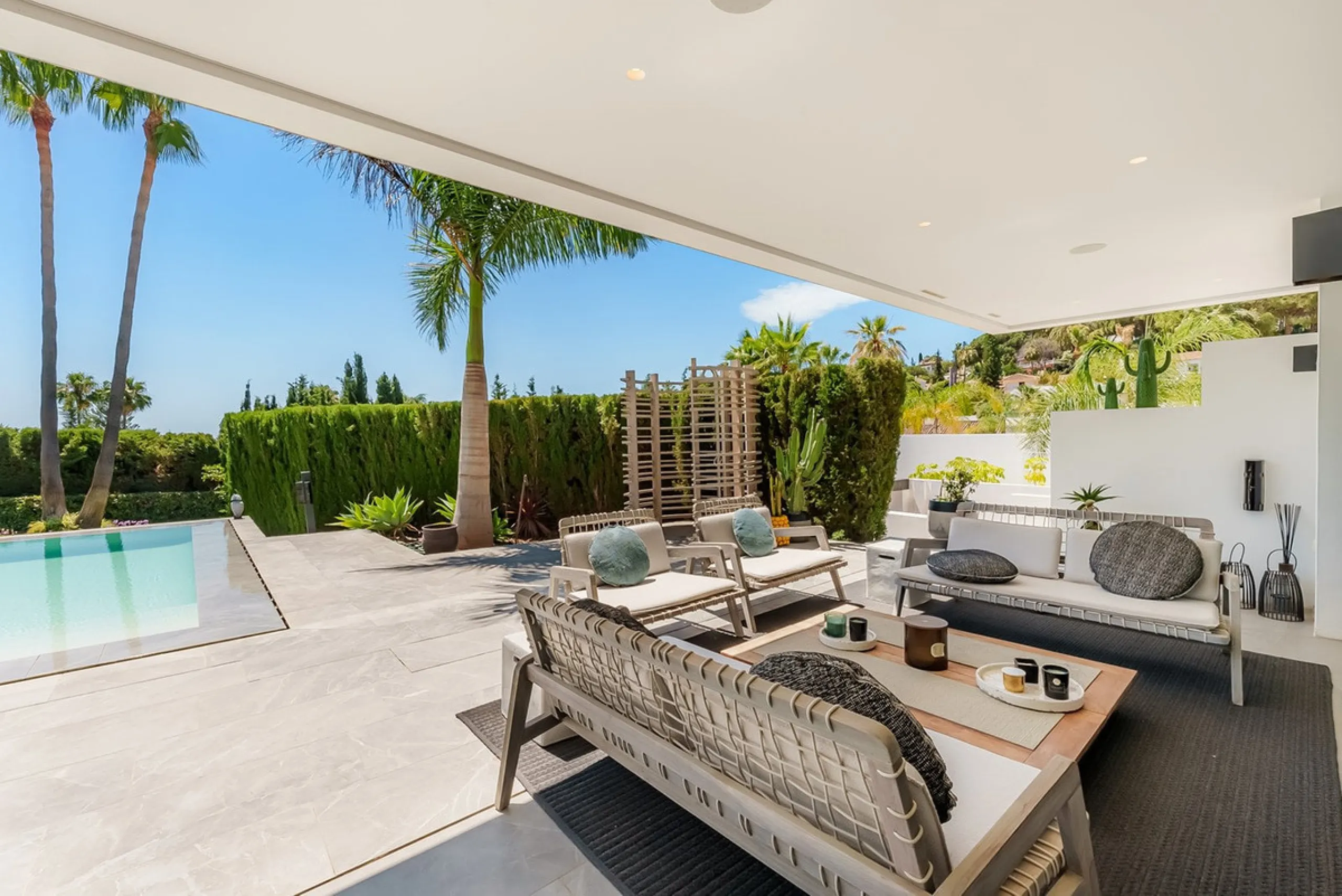Welcome to a stunning and modern residence in the heart of Las Brisas, Nueva Andalucía. This south-facing house features a spacious private garden with generous outdoor areas, perfect for both relaxing and entertaining. The ground floor is a paradise of l