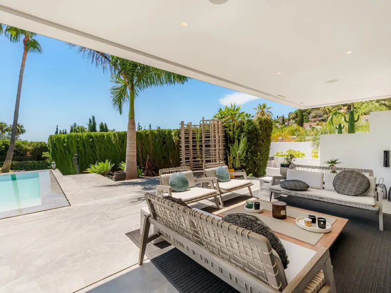 Welcome to a stunning and modern residence in the heart of Las Brisas, Nueva Andalucía. This south-facing house features a spacious private garden with generous outdoor areas, perfect for both relaxing and entertaining. The ground floor is a paradise of l