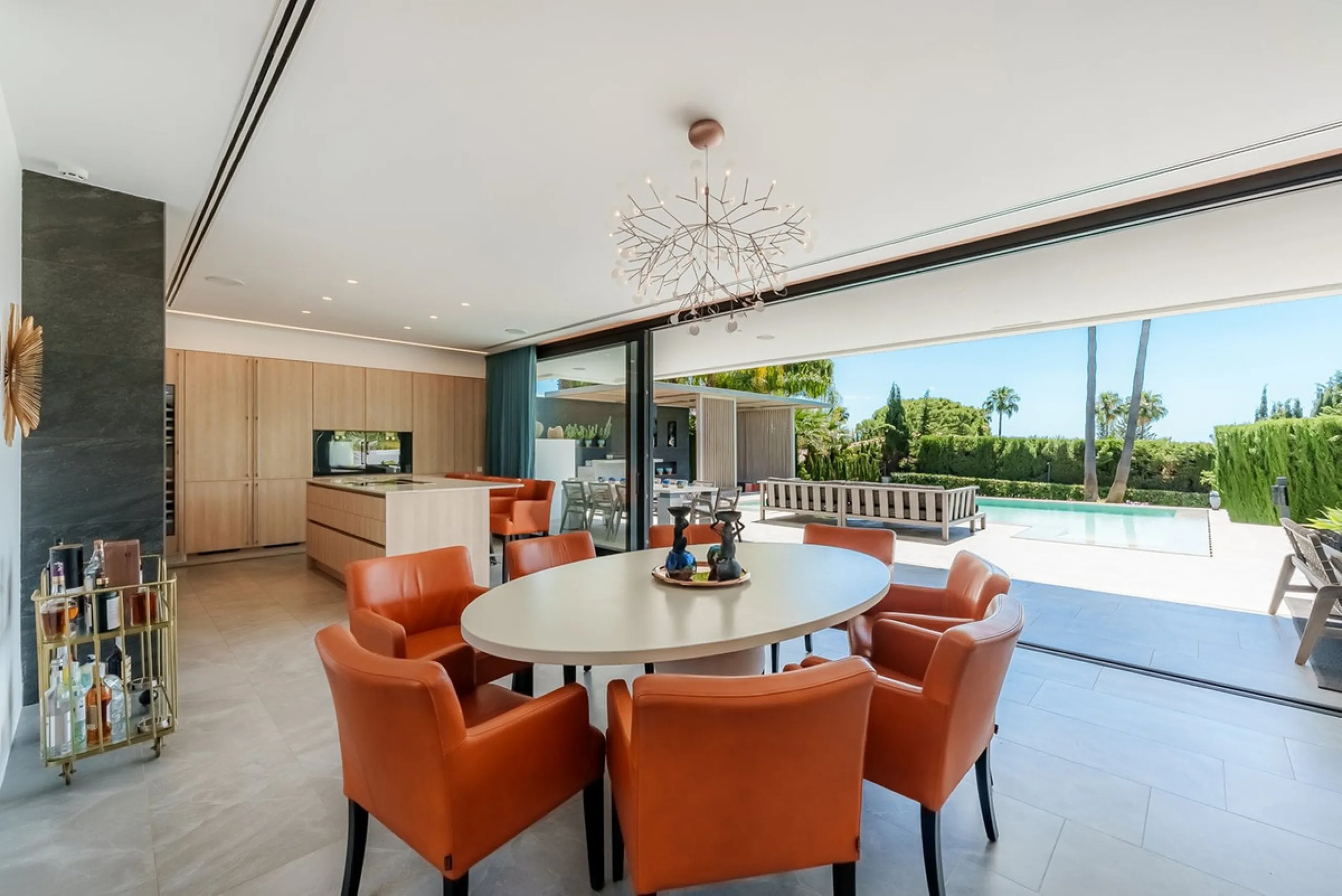 Welcome to a stunning and modern residence in the heart of Las Brisas, Nueva Andalucía. This south-facing house features a spacious private garden with generous outdoor areas, perfect for both relaxing and entertaining. The ground floor is a paradise of l