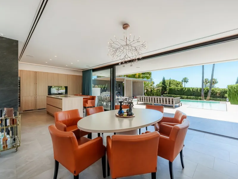 Welcome to a stunning and modern residence in the heart of Las Brisas, Nueva Andalucía. This south-facing house features a spacious private garden with generous outdoor areas, perfect for both relaxing and entertaining. The ground floor is a paradise of l