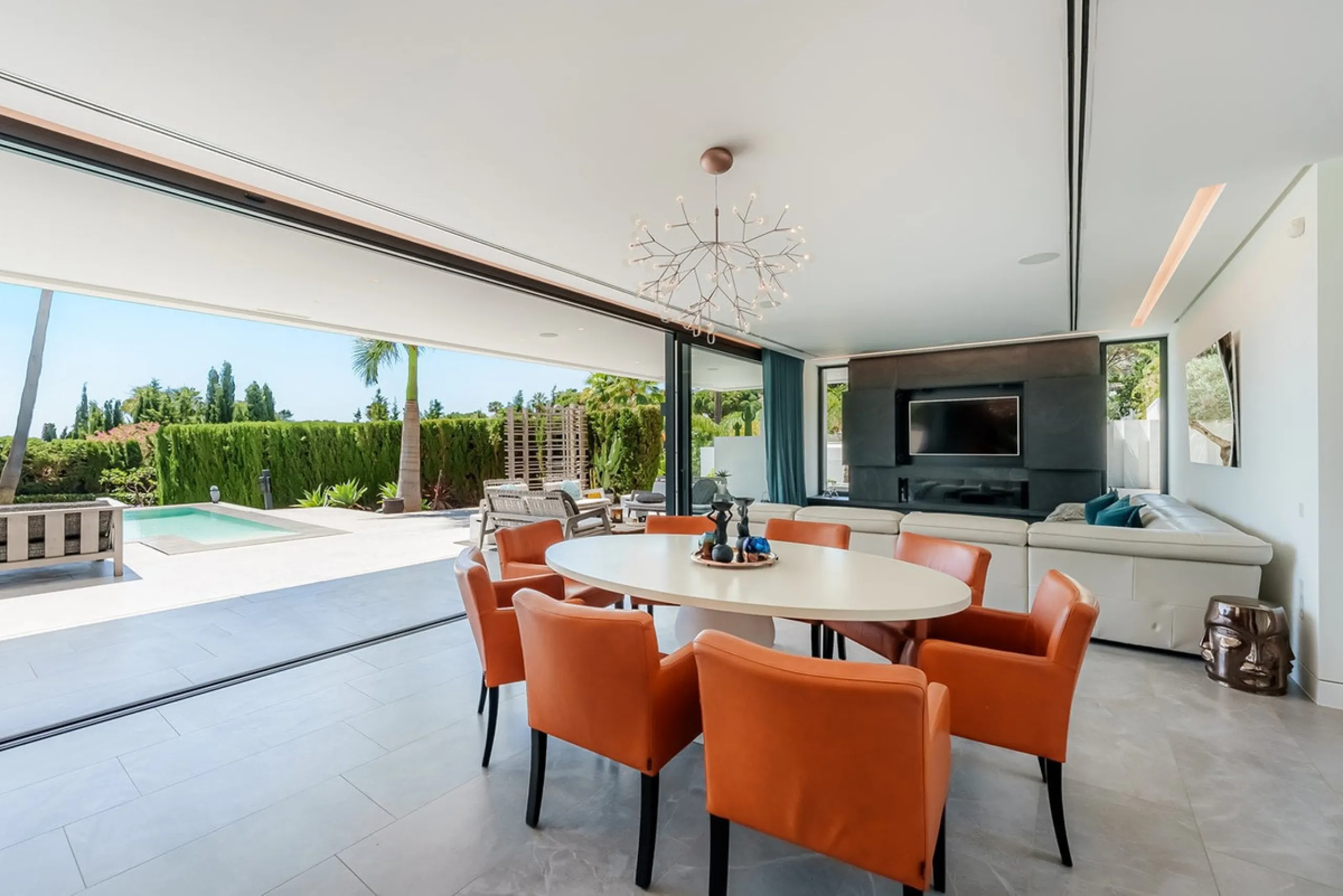 Welcome to a stunning and modern residence in the heart of Las Brisas, Nueva Andalucía. This south-facing house features a spacious private garden with generous outdoor areas, perfect for both relaxing and entertaining. The ground floor is a paradise of l