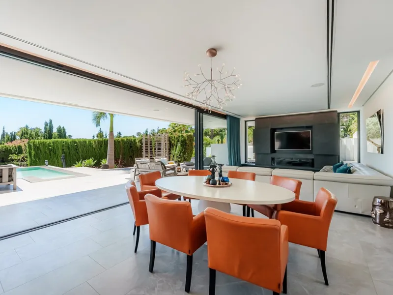 Welcome to a stunning and modern residence in the heart of Las Brisas, Nueva Andalucía. This south-facing house features a spacious private garden with generous outdoor areas, perfect for both relaxing and entertaining. The ground floor is a paradise of l