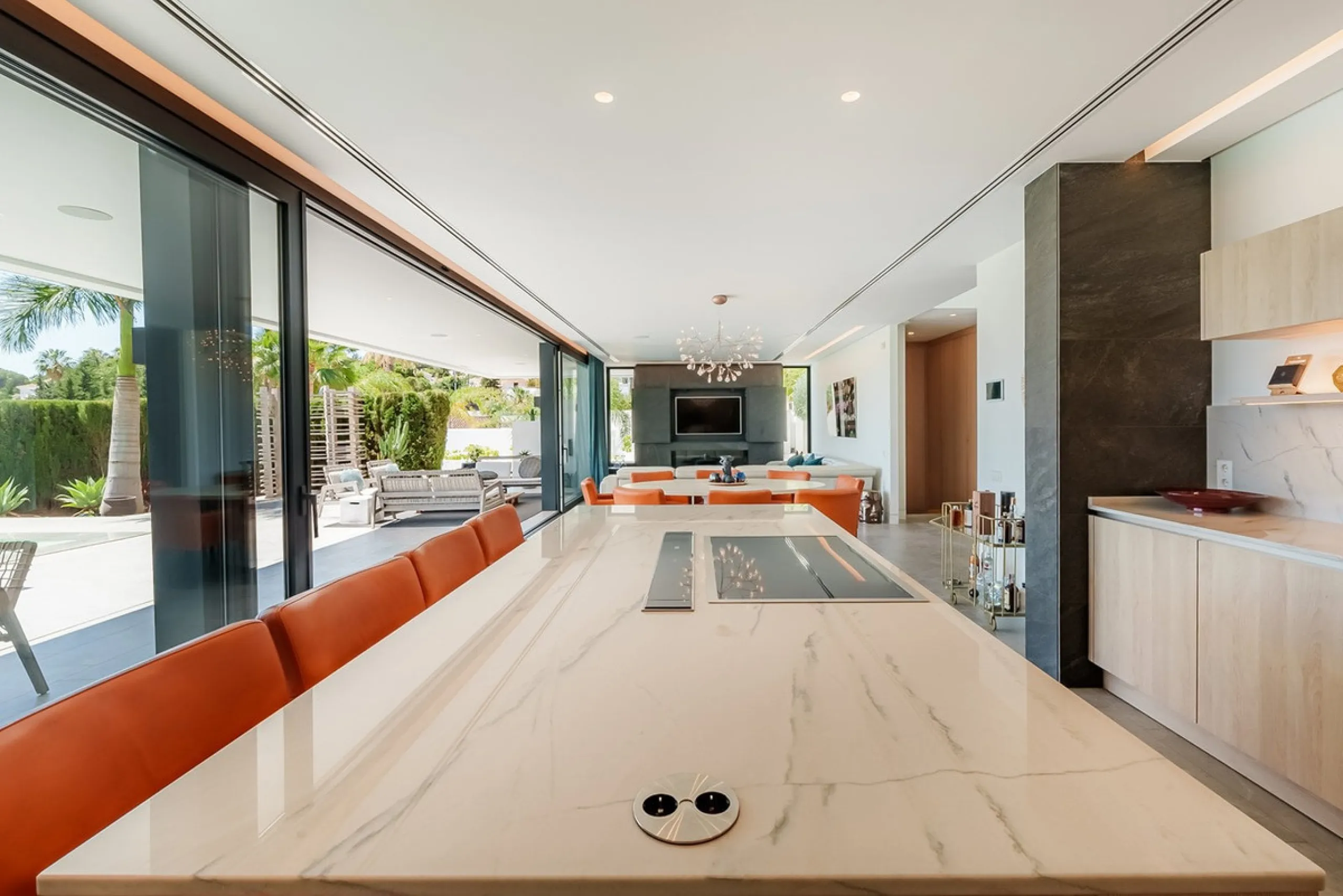 Welcome to a stunning and modern residence in the heart of Las Brisas, Nueva Andalucía. This south-facing house features a spacious private garden with generous outdoor areas, perfect for both relaxing and entertaining. The ground floor is a paradise of l