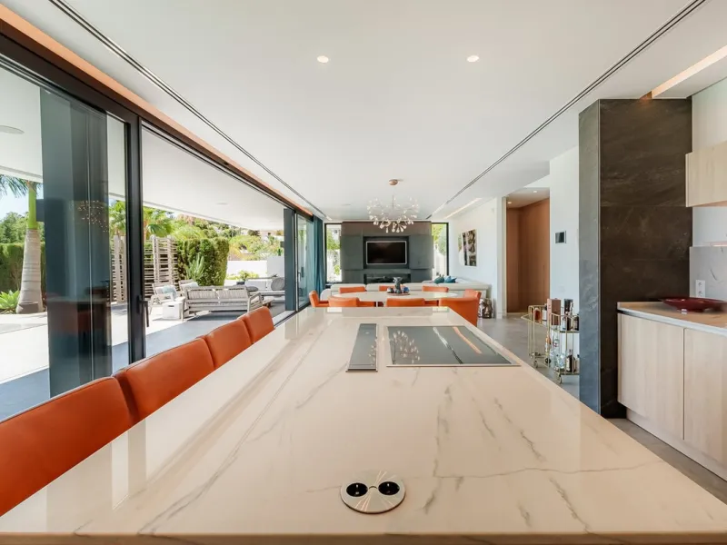 Welcome to a stunning and modern residence in the heart of Las Brisas, Nueva Andalucía. This south-facing house features a spacious private garden with generous outdoor areas, perfect for both relaxing and entertaining. The ground floor is a paradise of l
