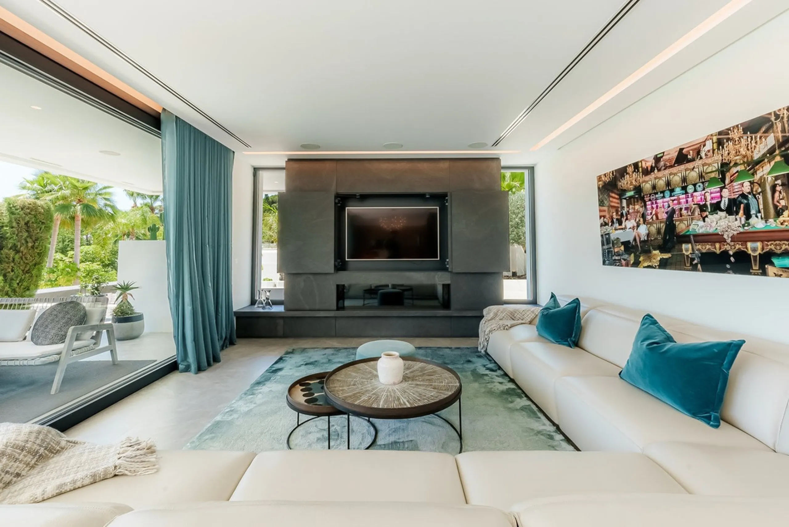 Welcome to a stunning and modern residence in the heart of Las Brisas, Nueva Andalucía. This south-facing house features a spacious private garden with generous outdoor areas, perfect for both relaxing and entertaining. The ground floor is a paradise of l