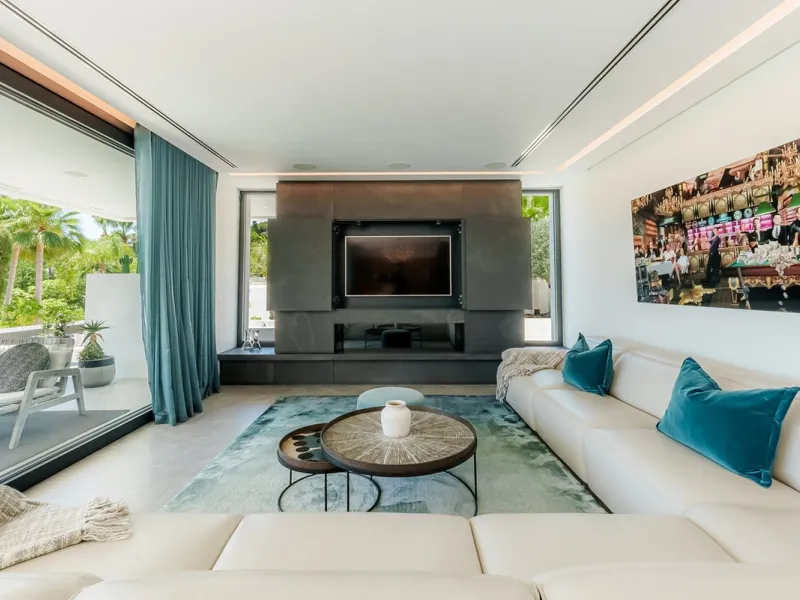 Welcome to a stunning and modern residence in the heart of Las Brisas, Nueva Andalucía. This south-facing house features a spacious private garden with generous outdoor areas, perfect for both relaxing and entertaining. The ground floor is a paradise of l