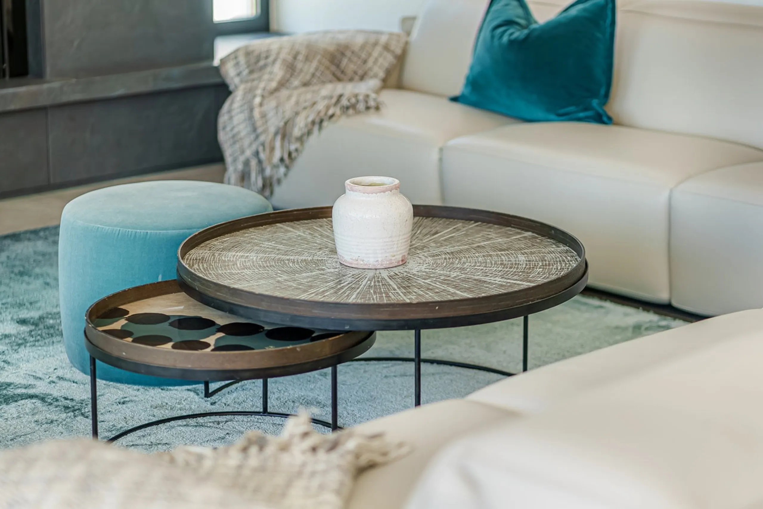 Welcome to a stunning and modern residence in the heart of Las Brisas, Nueva Andalucía. This south-facing house features a spacious private garden with generous outdoor areas, perfect for both relaxing and entertaining. The ground floor is a paradise of l
