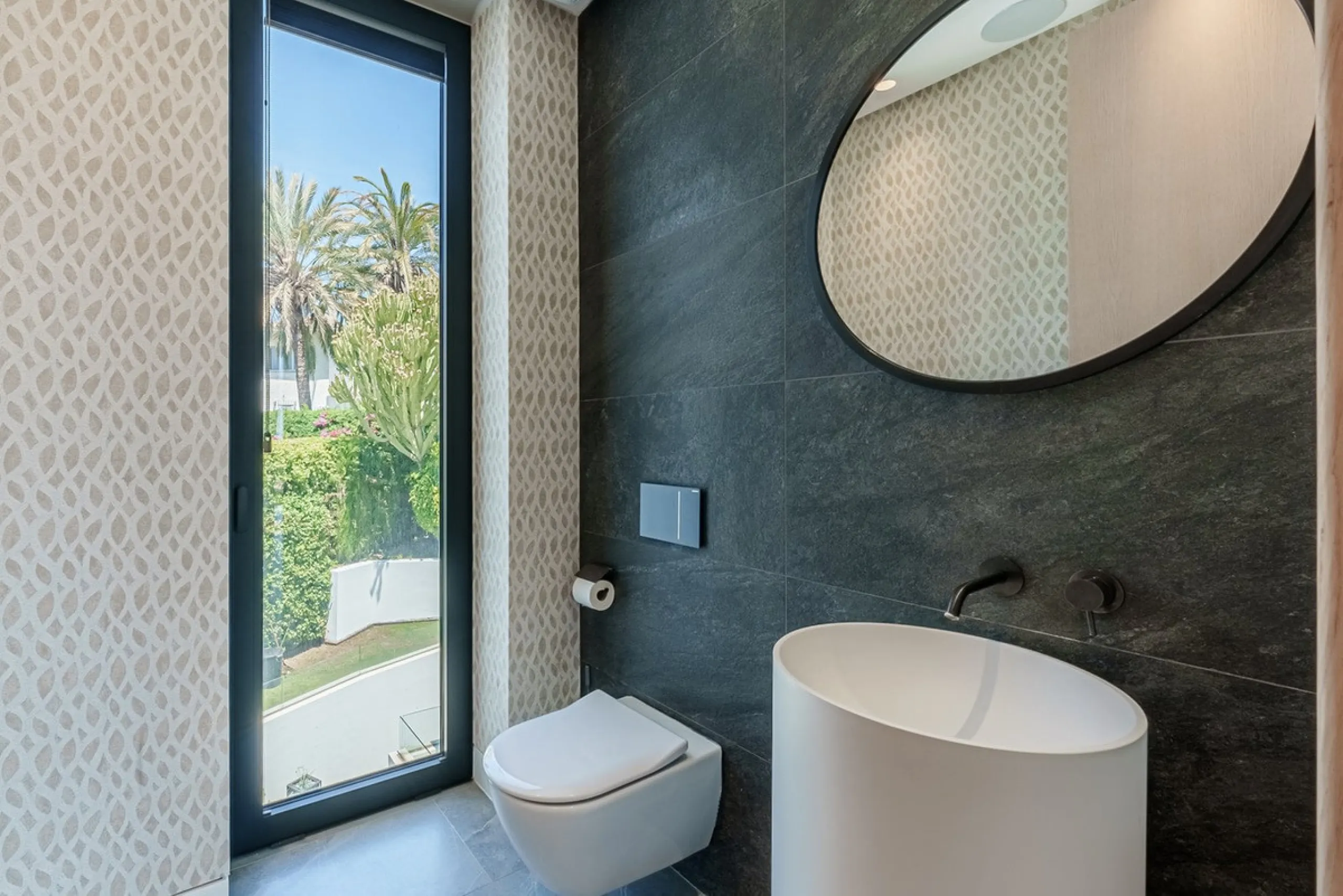 Welcome to a stunning and modern residence in the heart of Las Brisas, Nueva Andalucía. This south-facing house features a spacious private garden with generous outdoor areas, perfect for both relaxing and entertaining. The ground floor is a paradise of l