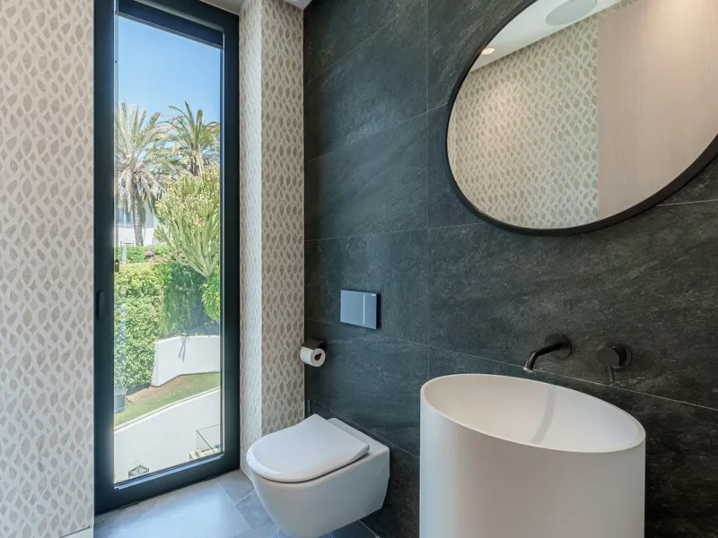 Welcome to a stunning and modern residence in the heart of Las Brisas, Nueva Andalucía. This south-facing house features a spacious private garden with generous outdoor areas, perfect for both relaxing and entertaining. The ground floor is a paradise of l