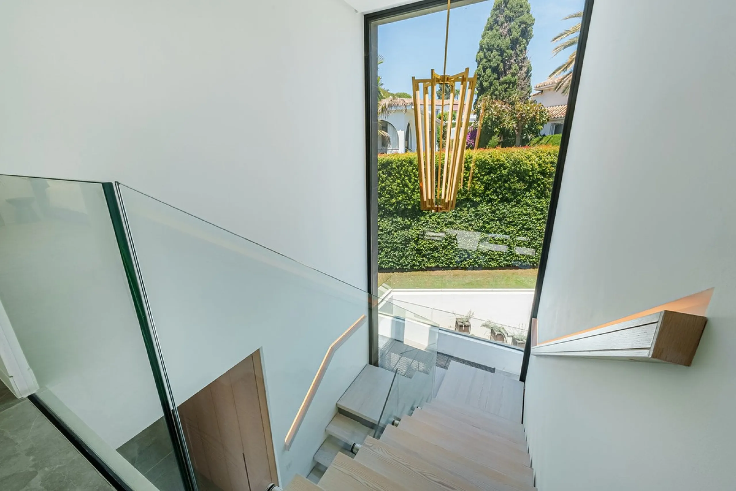 Welcome to a stunning and modern residence in the heart of Las Brisas, Nueva Andalucía. This south-facing house features a spacious private garden with generous outdoor areas, perfect for both relaxing and entertaining. The ground floor is a paradise of l