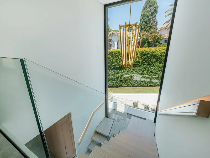 Welcome to a stunning and modern residence in the heart of Las Brisas, Nueva Andalucía. This south-facing house features a spacious private garden with generous outdoor areas, perfect for both relaxing and entertaining. The ground floor is a paradise of l