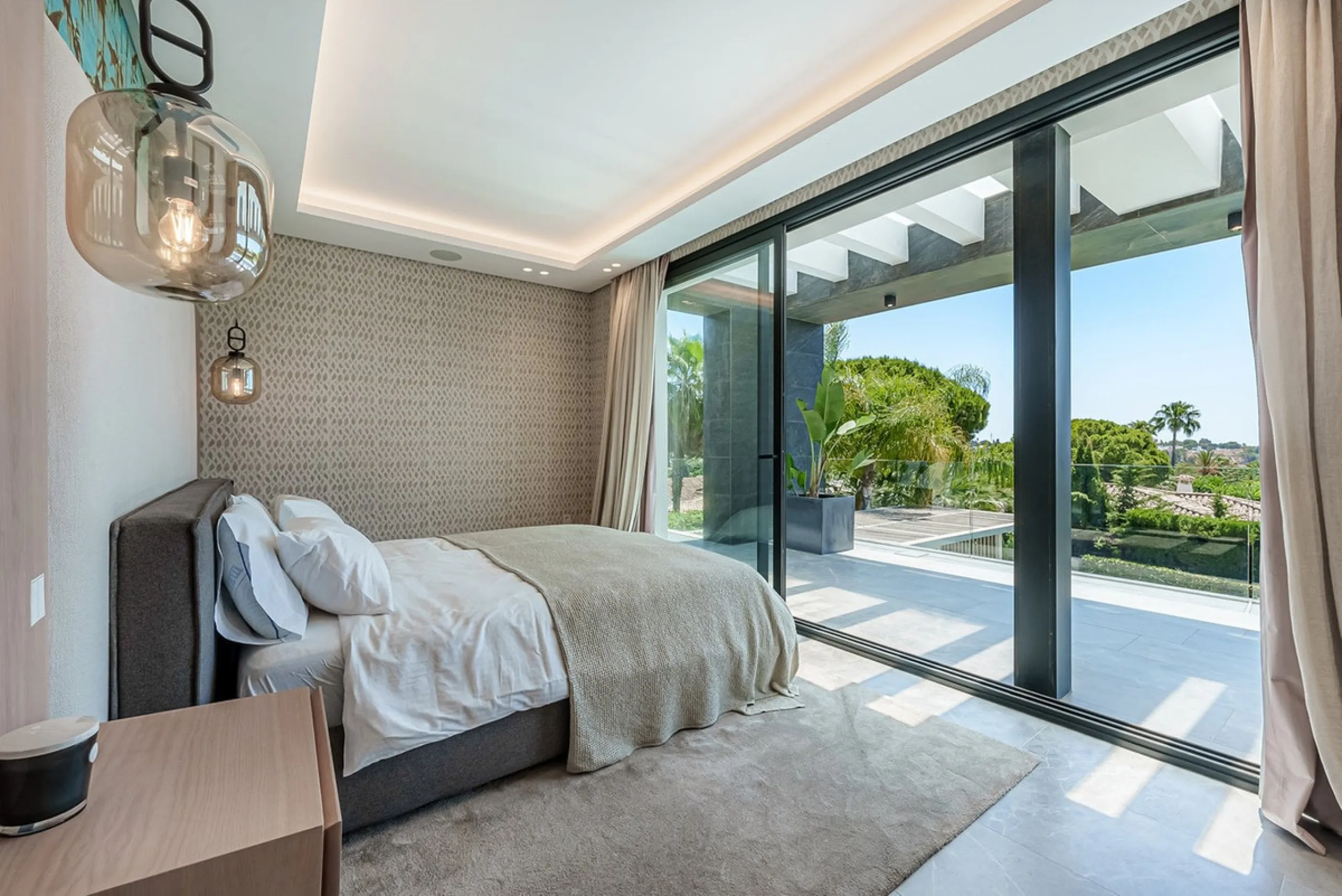 Welcome to a stunning and modern residence in the heart of Las Brisas, Nueva Andalucía. This south-facing house features a spacious private garden with generous outdoor areas, perfect for both relaxing and entertaining. The ground floor is a paradise of l