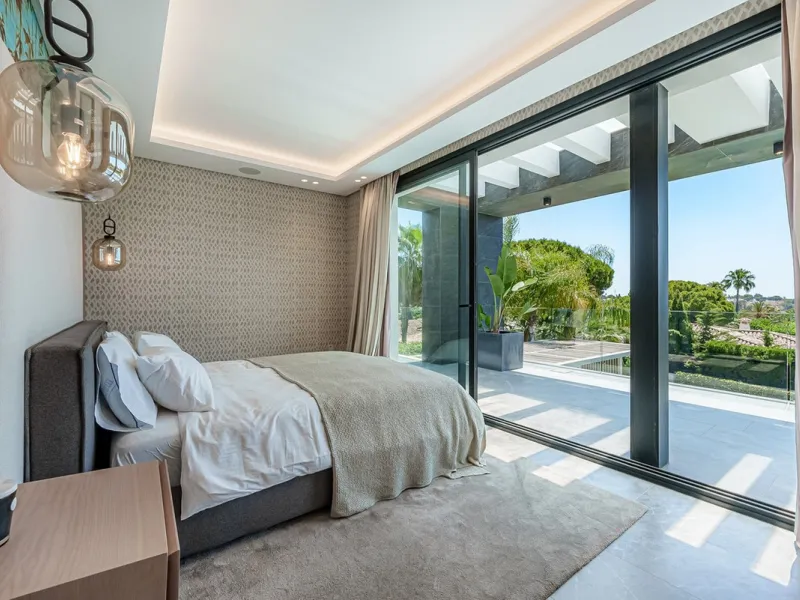 Welcome to a stunning and modern residence in the heart of Las Brisas, Nueva Andalucía. This south-facing house features a spacious private garden with generous outdoor areas, perfect for both relaxing and entertaining. The ground floor is a paradise of l