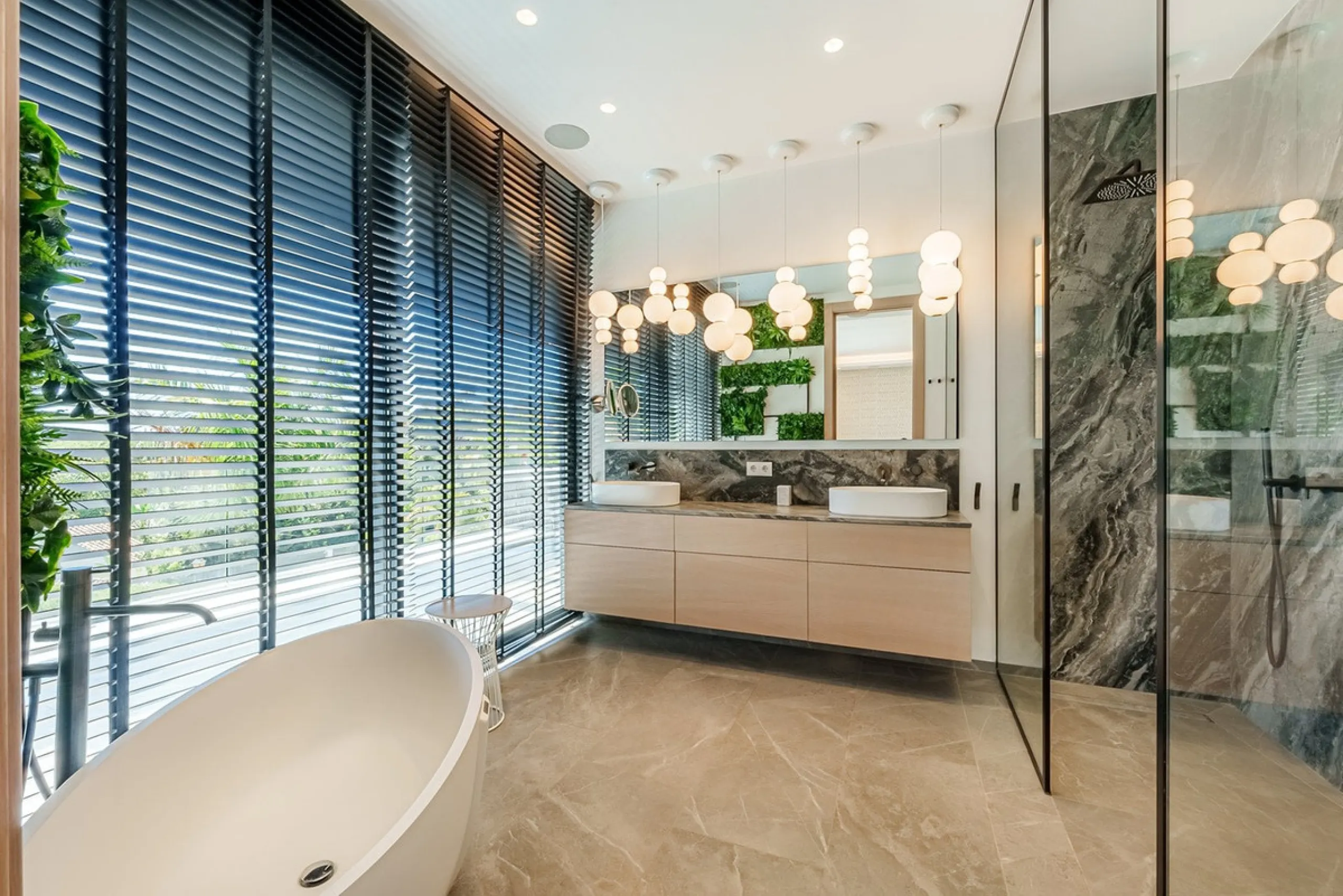 Welcome to a stunning and modern residence in the heart of Las Brisas, Nueva Andalucía. This south-facing house features a spacious private garden with generous outdoor areas, perfect for both relaxing and entertaining. The ground floor is a paradise of l