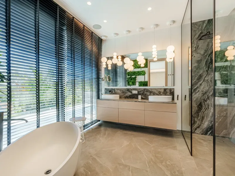 Welcome to a stunning and modern residence in the heart of Las Brisas, Nueva Andalucía. This south-facing house features a spacious private garden with generous outdoor areas, perfect for both relaxing and entertaining. The ground floor is a paradise of l