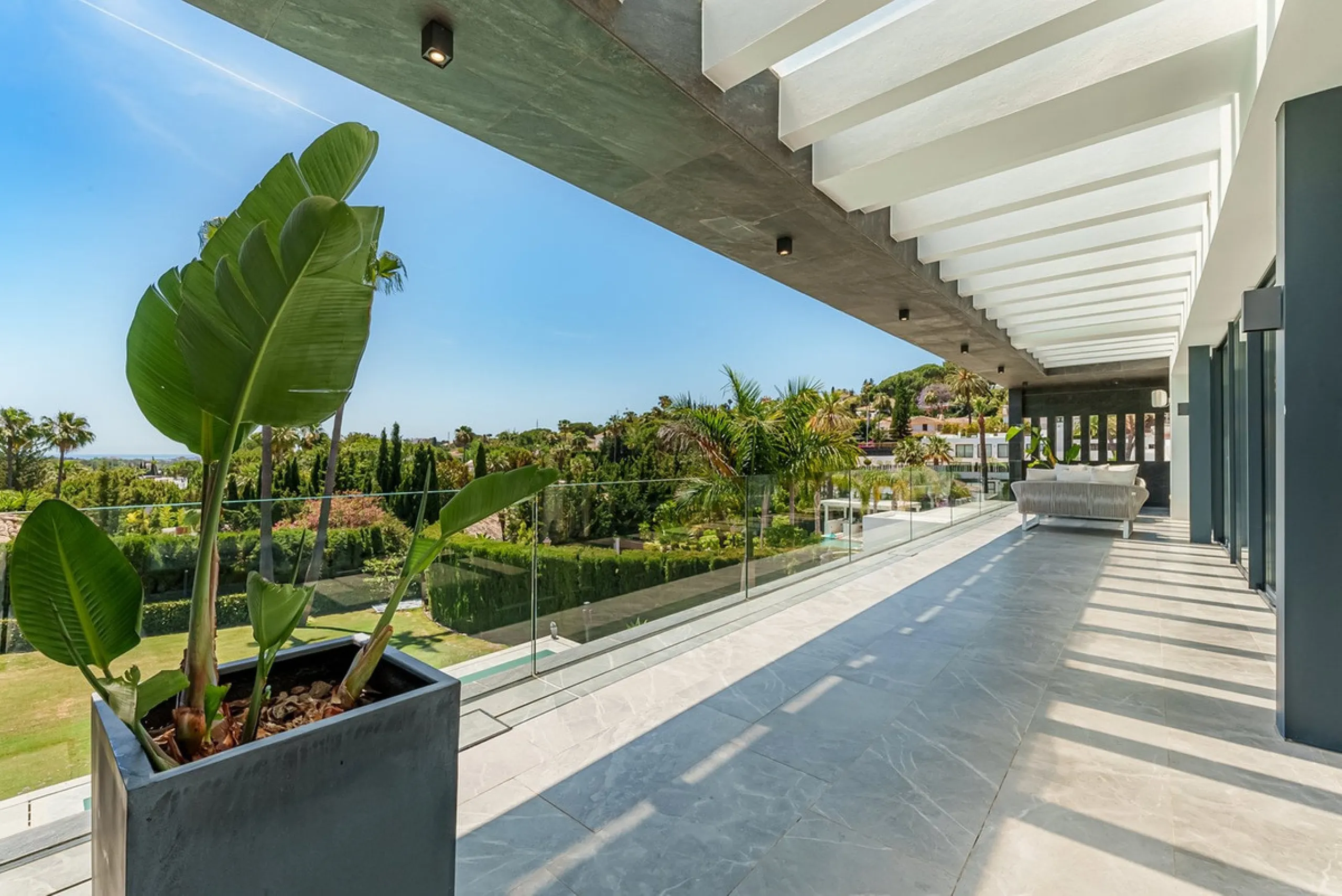 Welcome to a stunning and modern residence in the heart of Las Brisas, Nueva Andalucía. This south-facing house features a spacious private garden with generous outdoor areas, perfect for both relaxing and entertaining. The ground floor is a paradise of l