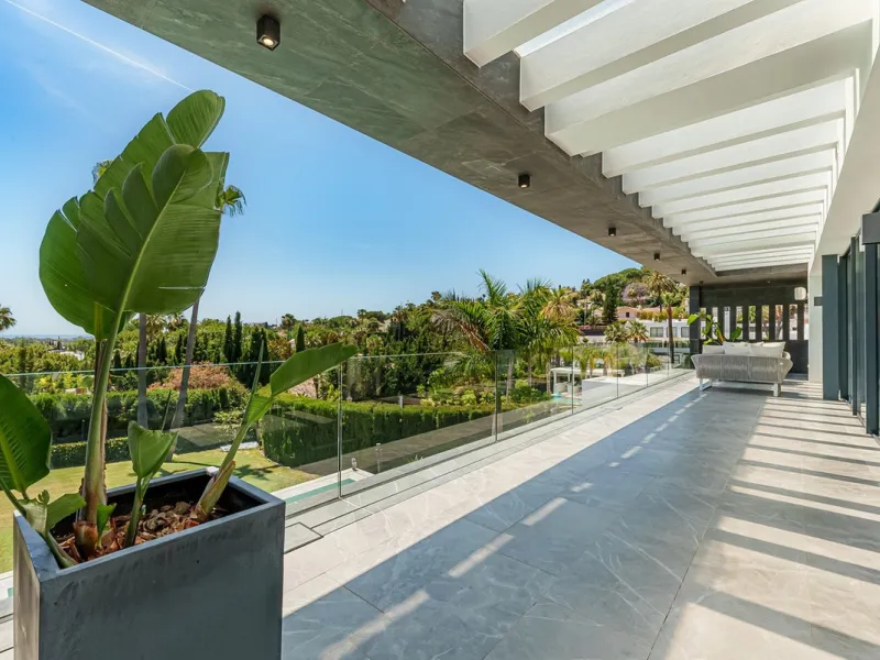 Welcome to a stunning and modern residence in the heart of Las Brisas, Nueva Andalucía. This south-facing house features a spacious private garden with generous outdoor areas, perfect for both relaxing and entertaining. The ground floor is a paradise of l