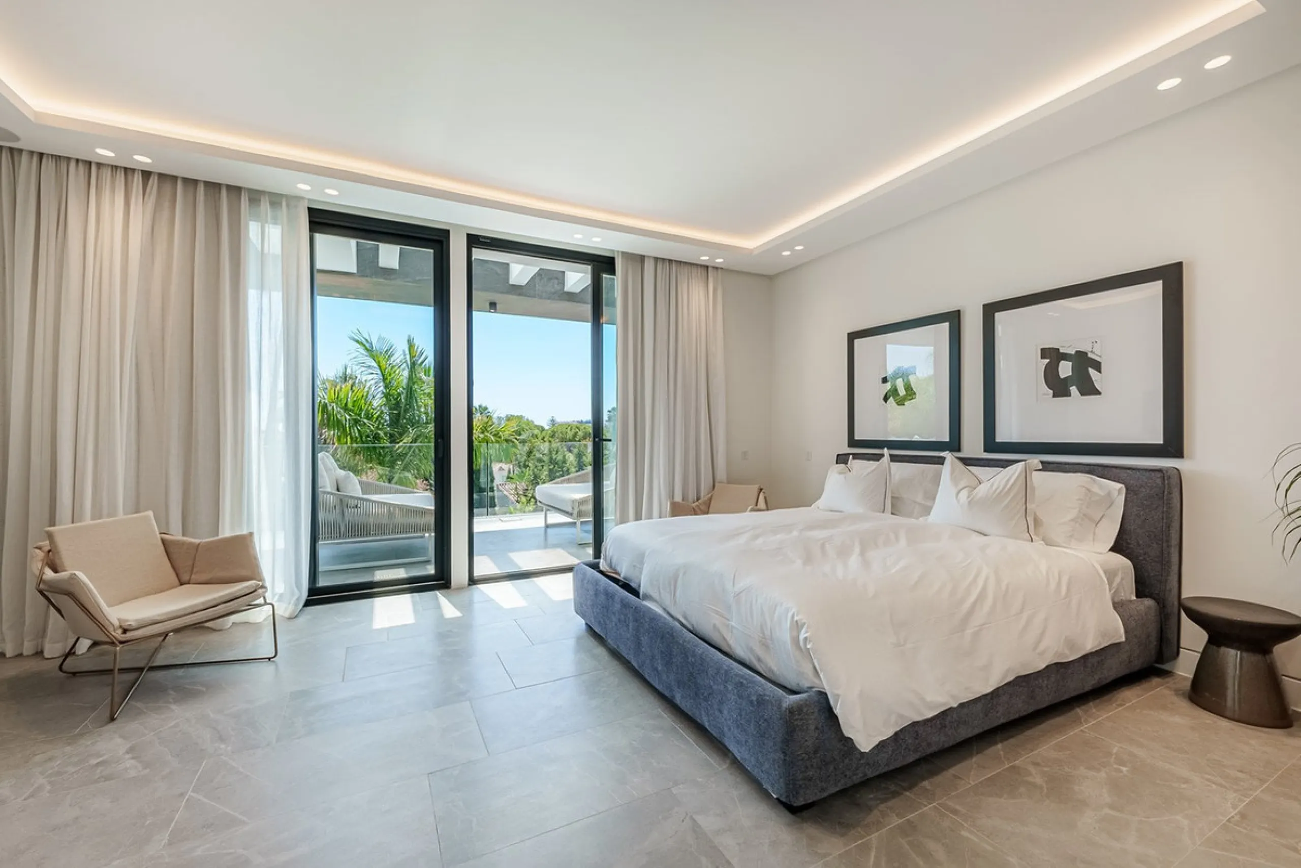 Welcome to a stunning and modern residence in the heart of Las Brisas, Nueva Andalucía. This south-facing house features a spacious private garden with generous outdoor areas, perfect for both relaxing and entertaining. The ground floor is a paradise of l