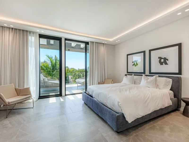 Welcome to a stunning and modern residence in the heart of Las Brisas, Nueva Andalucía. This south-facing house features a spacious private garden with generous outdoor areas, perfect for both relaxing and entertaining. The ground floor is a paradise of l