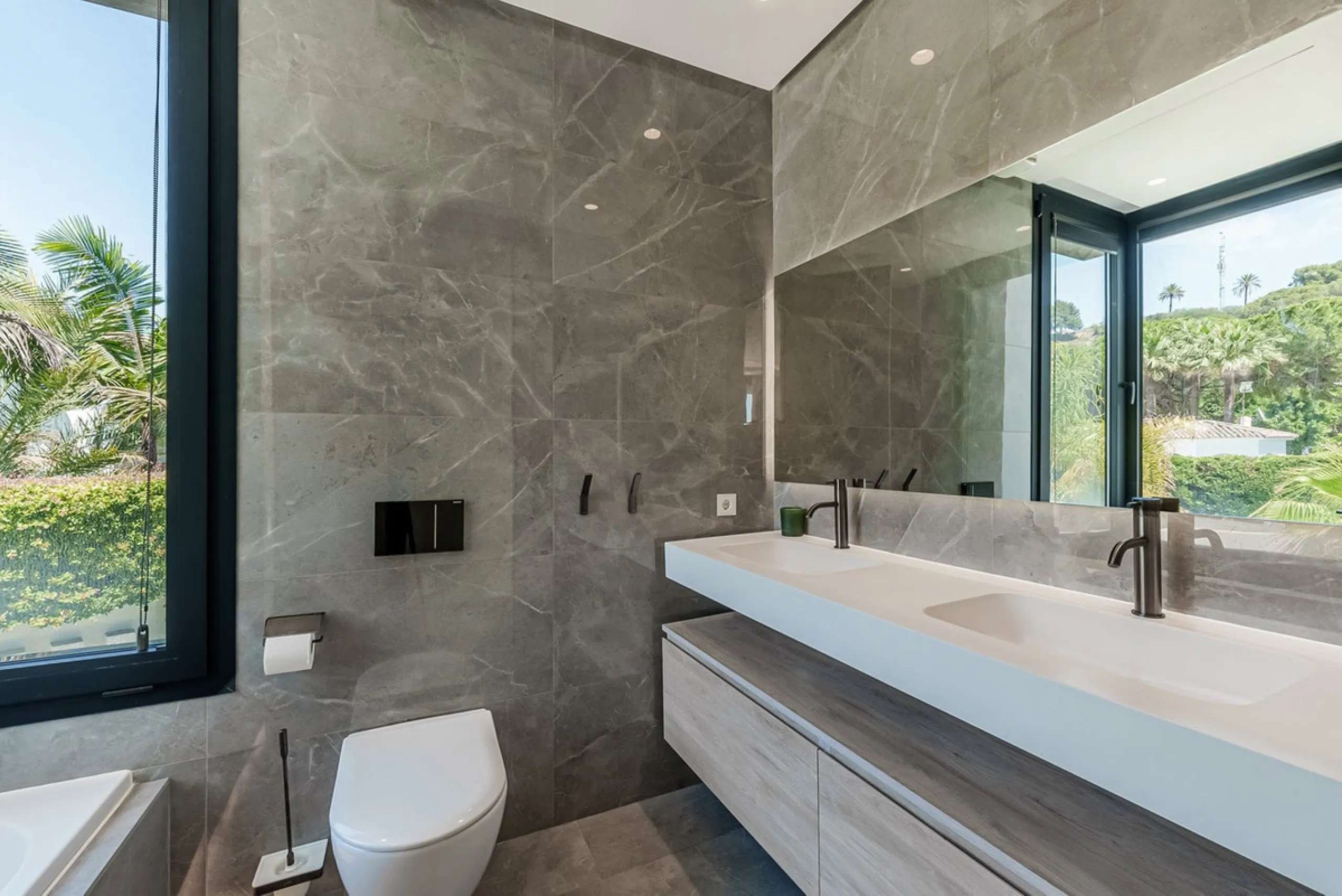 Welcome to a stunning and modern residence in the heart of Las Brisas, Nueva Andalucía. This south-facing house features a spacious private garden with generous outdoor areas, perfect for both relaxing and entertaining. The ground floor is a paradise of l