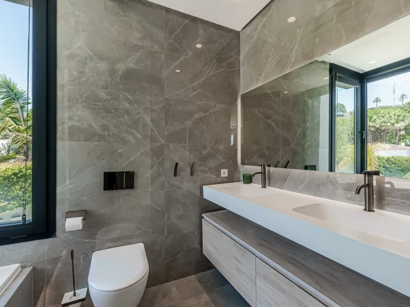 Welcome to a stunning and modern residence in the heart of Las Brisas, Nueva Andalucía. This south-facing house features a spacious private garden with generous outdoor areas, perfect for both relaxing and entertaining. The ground floor is a paradise of l
