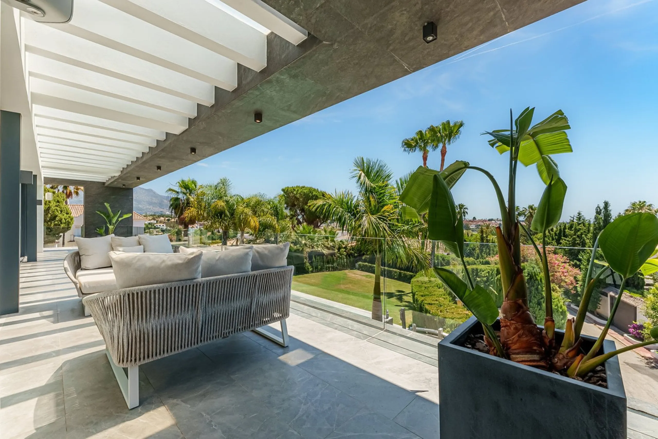 Welcome to a stunning and modern residence in the heart of Las Brisas, Nueva Andalucía. This south-facing house features a spacious private garden with generous outdoor areas, perfect for both relaxing and entertaining. The ground floor is a paradise of l