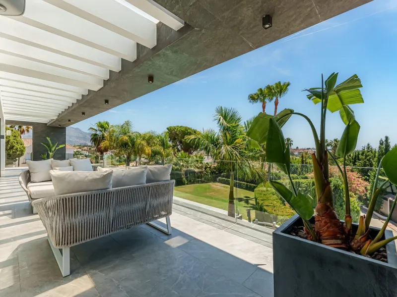 Welcome to a stunning and modern residence in the heart of Las Brisas, Nueva Andalucía. This south-facing house features a spacious private garden with generous outdoor areas, perfect for both relaxing and entertaining. The ground floor is a paradise of l